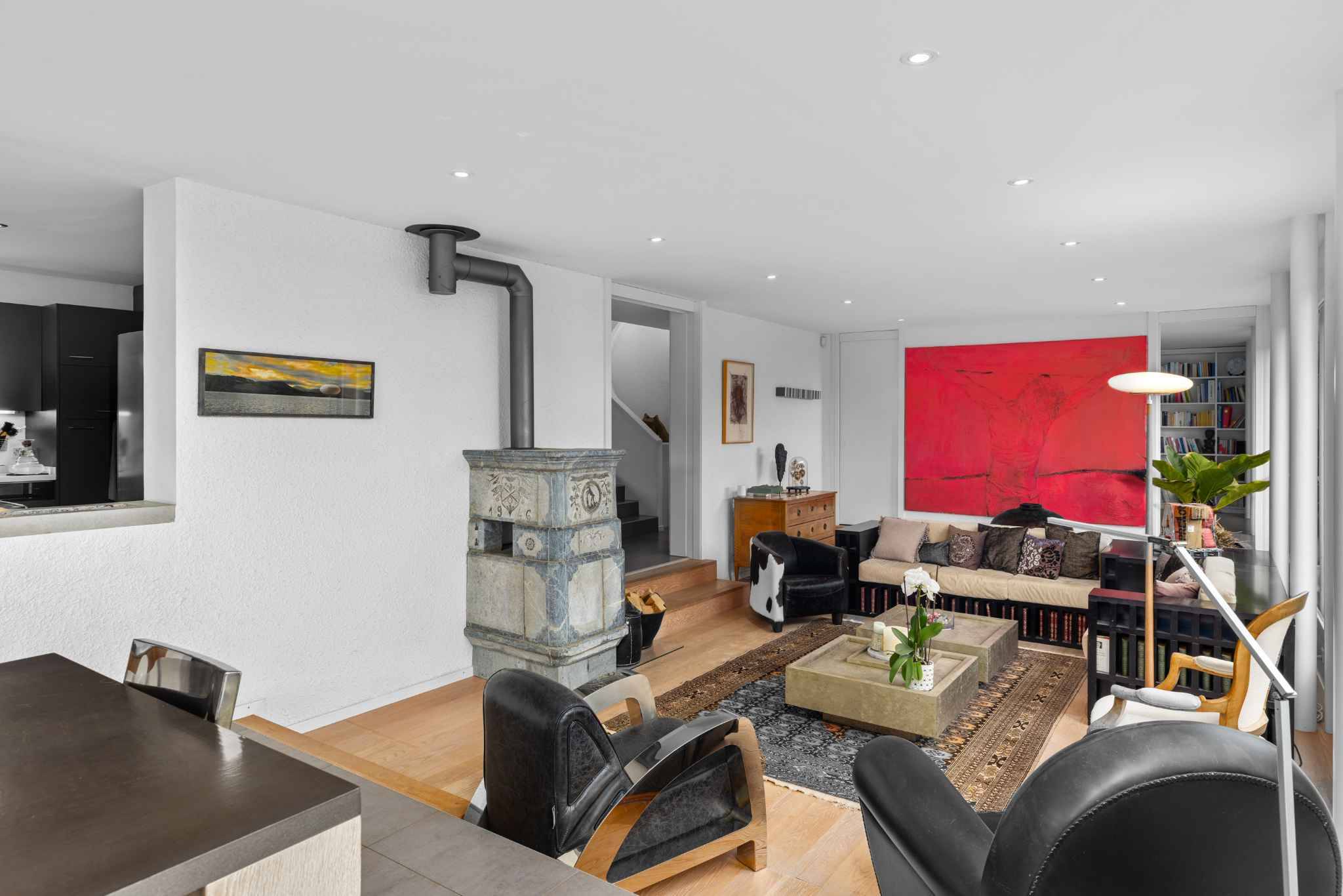 Modernes Wohnzimmer mit Kunst und Kaminofen