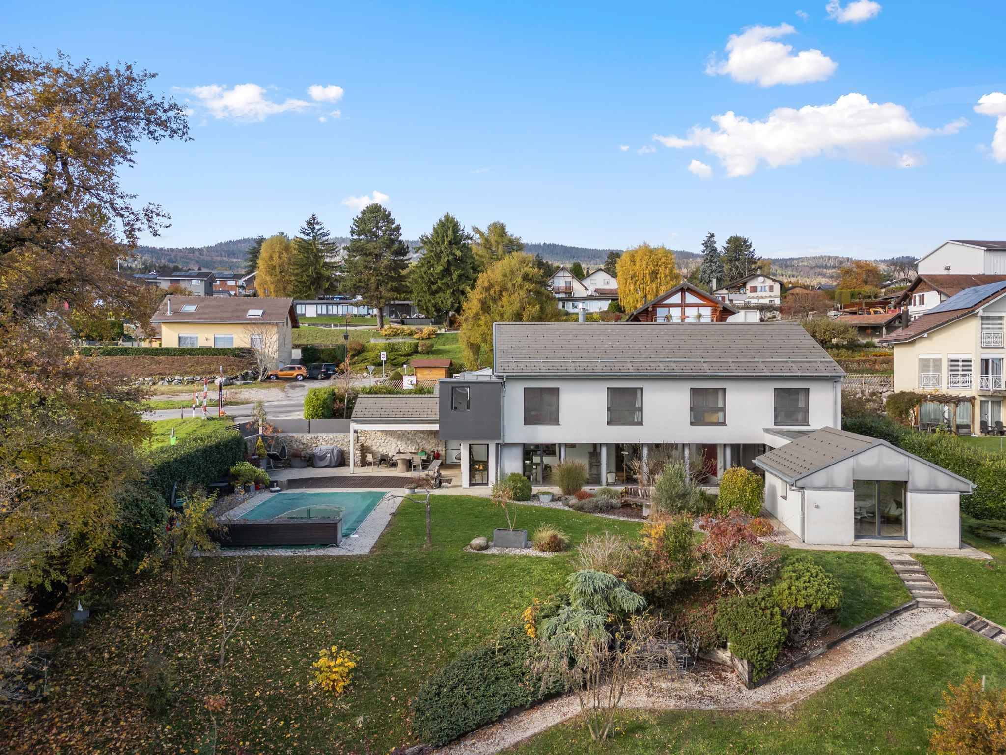 Modernes Einfamilienhaus mit großem Garten und Pool