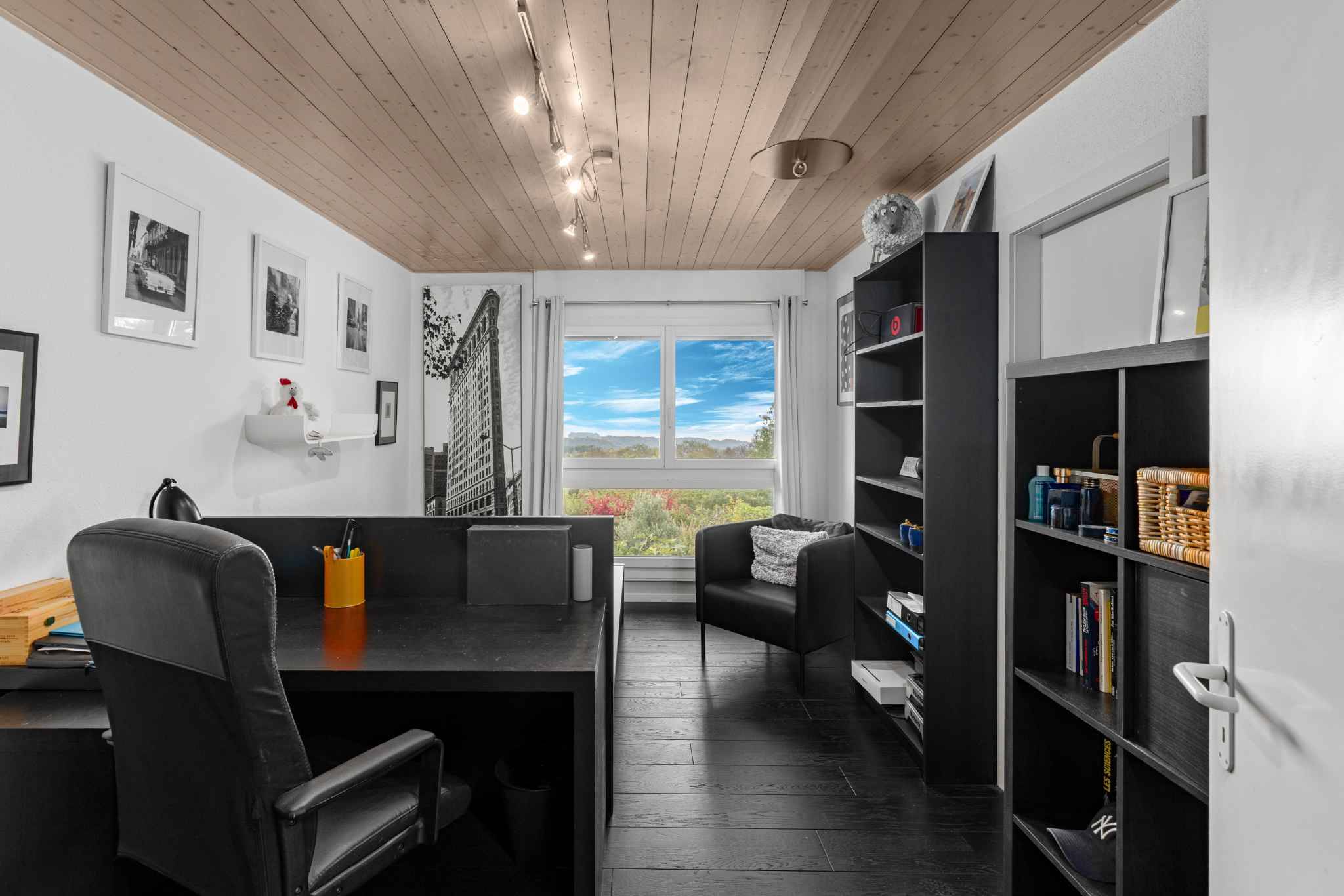 Modernes Homeoffice mit großer Fensterfront