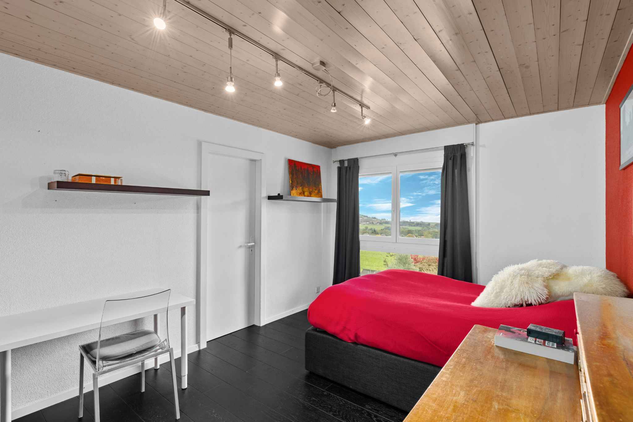 Modernes Schlafzimmer mit Blick ins Grüne
