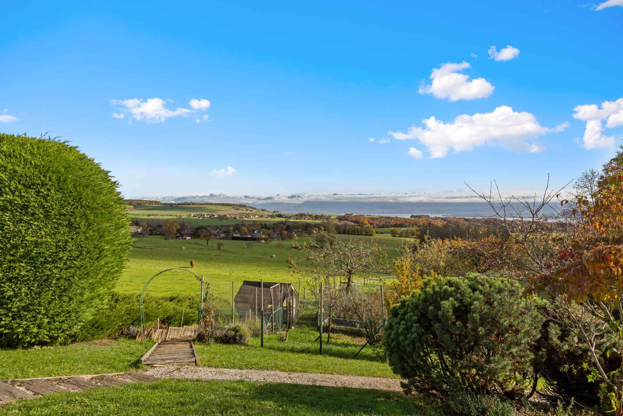 Landschaftsblick über Garten und Feld