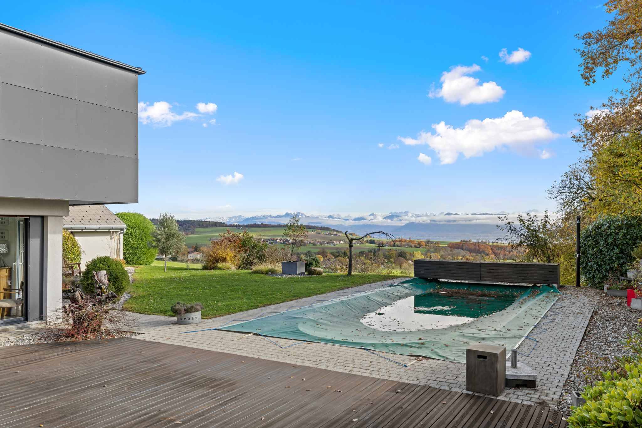 Garten mit Pool und Alpenblick