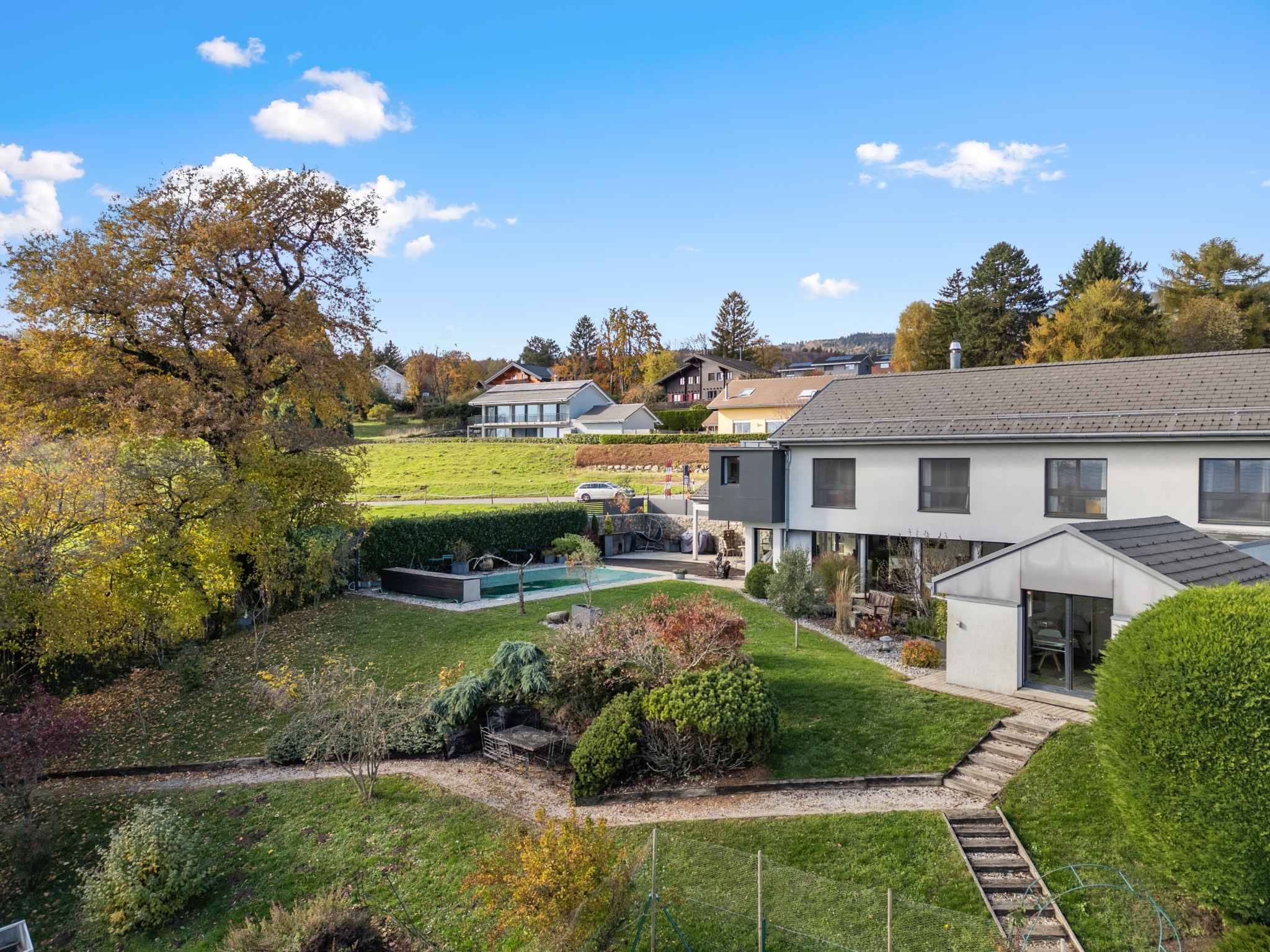 Garten- und Hausansicht mit Pool