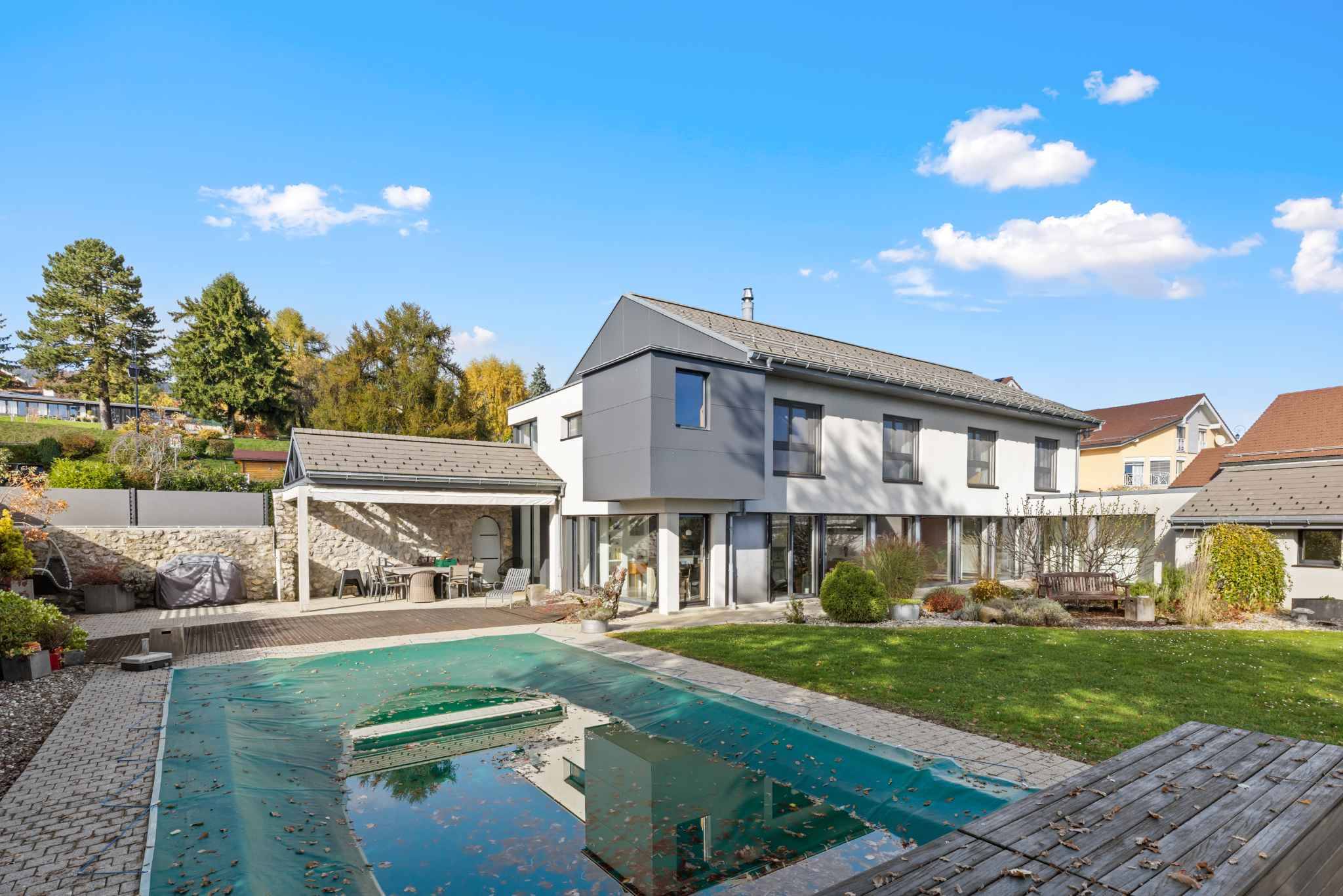 Außenansicht eines modernen Einfamilienhauses mit Pool und Garten