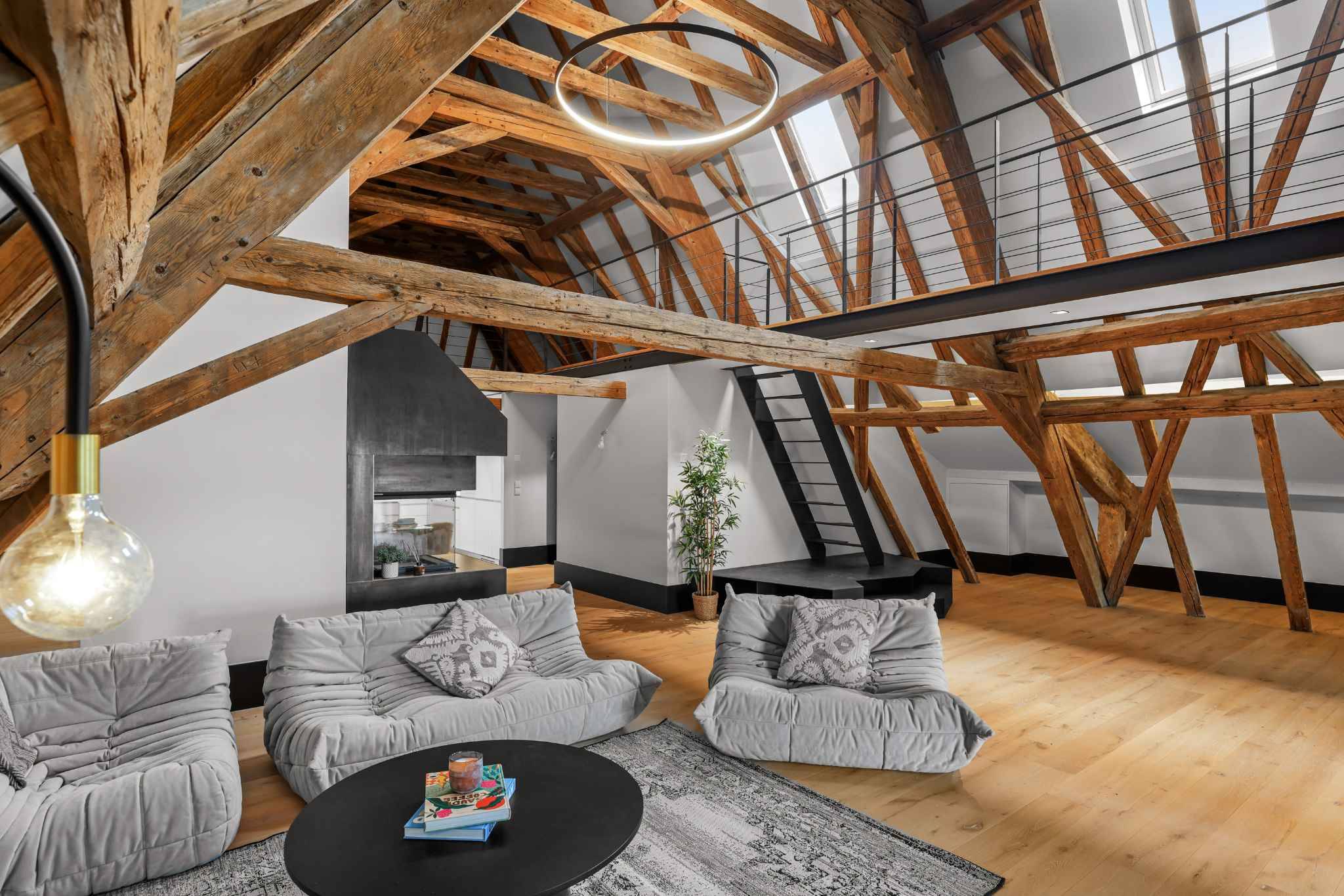 Historischer Dachgeschoss-Wohnraum mit Sichtbalken
