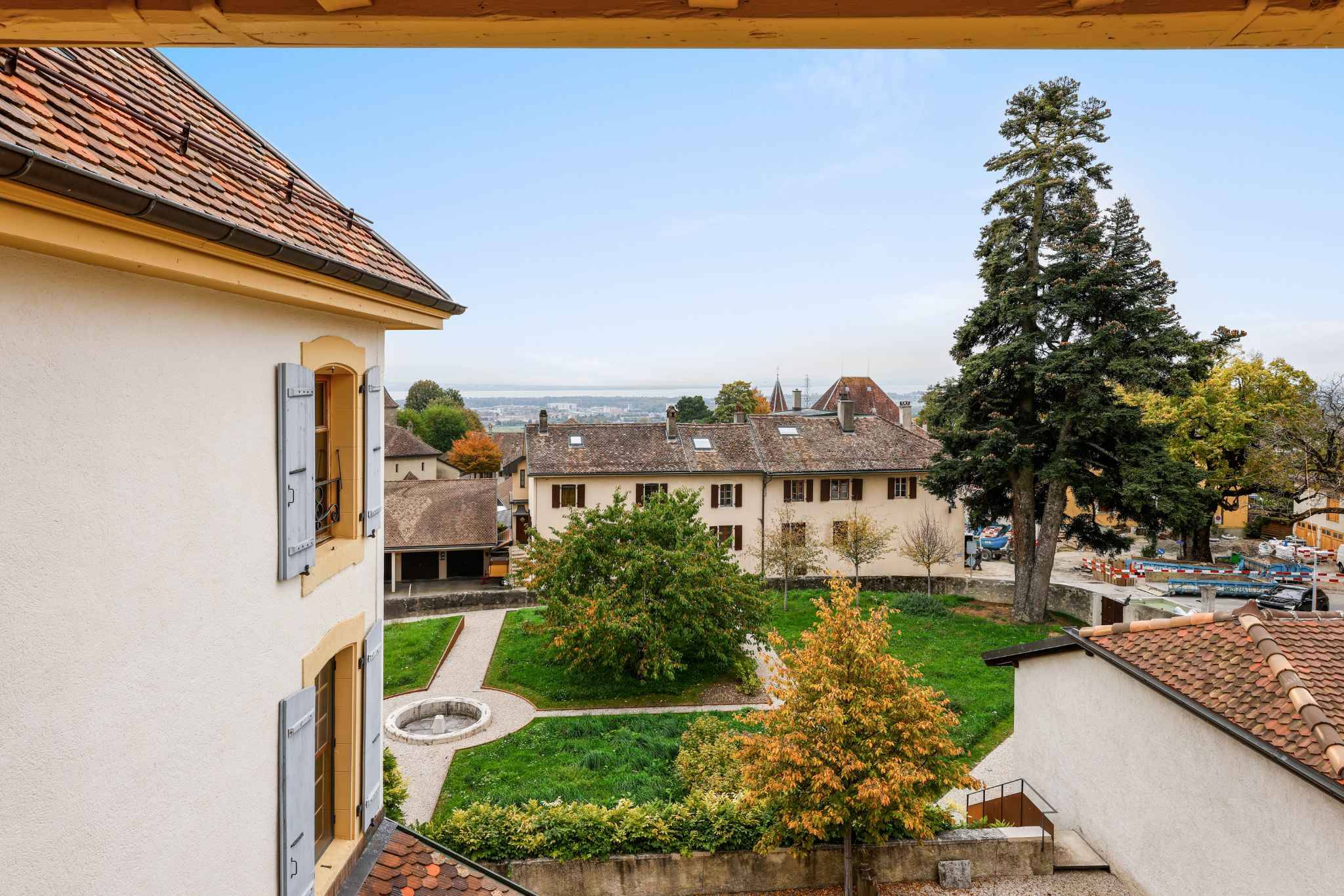 Historischer Innenhof mit Garten und Fernblick