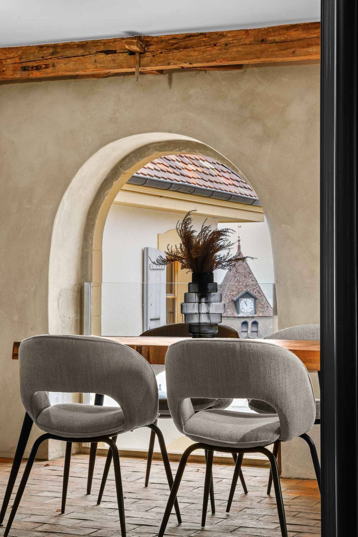 Essbereich mit Rundbogenfenster