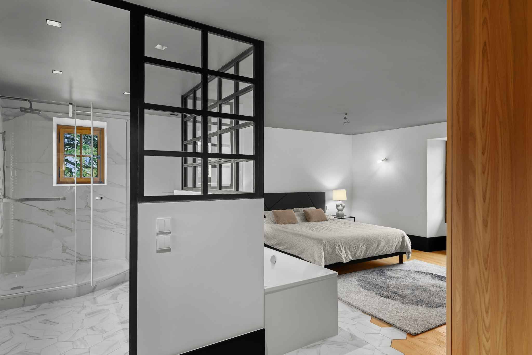 Modernes Schlafzimmer mit offenem Bad