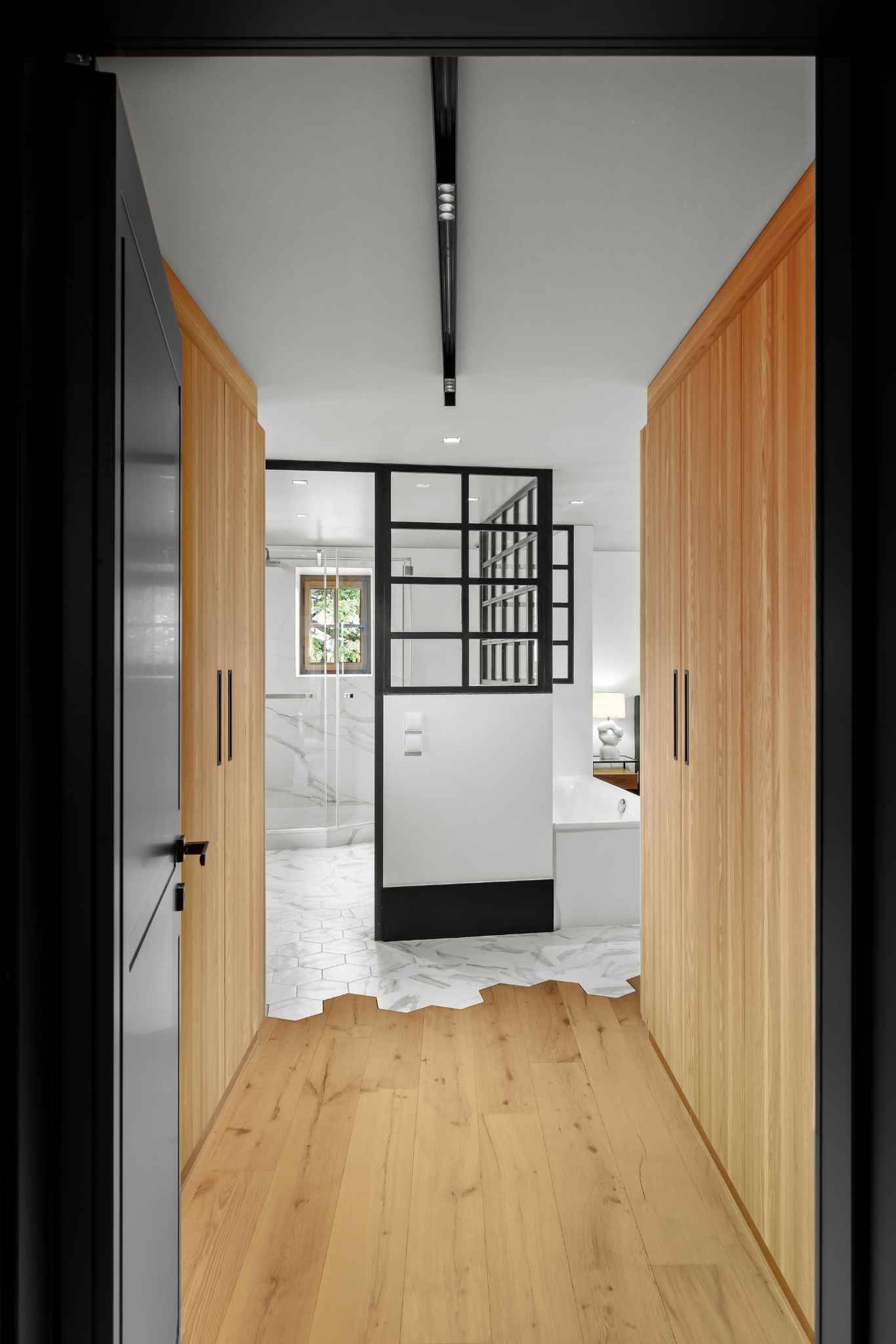 Modernes Badezimmer mit Fluransicht