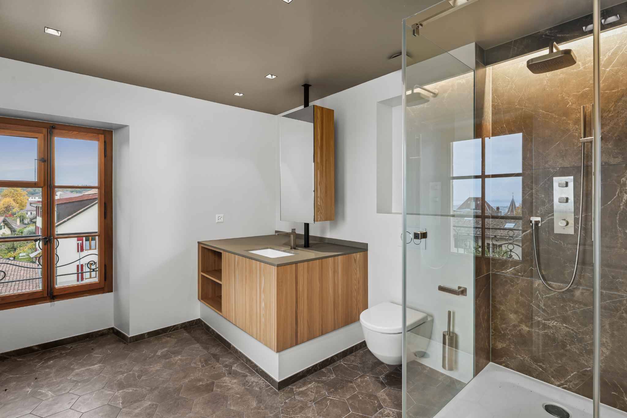 Modernes Badezimmer mit Dusche und Fenster