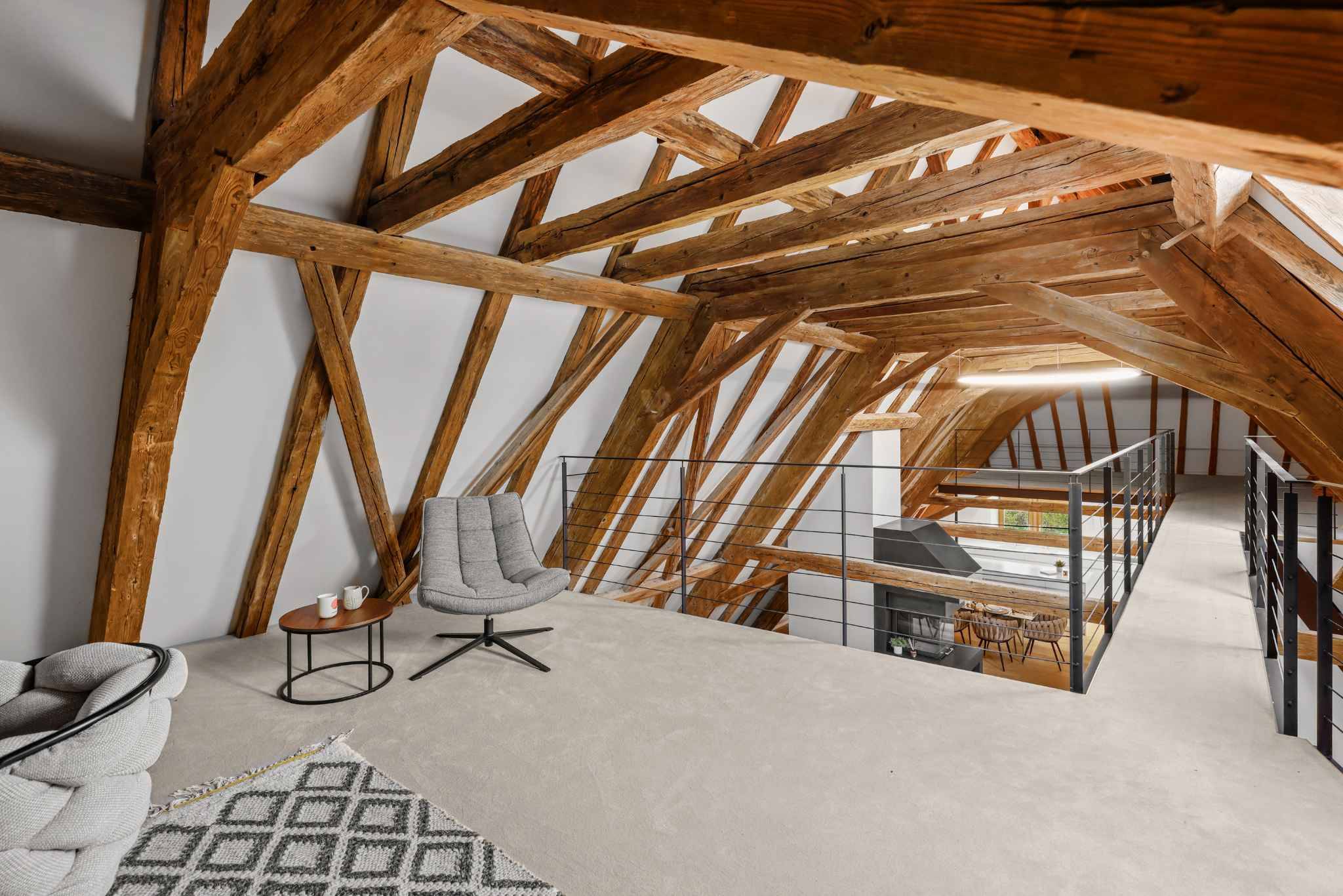 Dachgeschoss-Galerie mit Sichtbalken