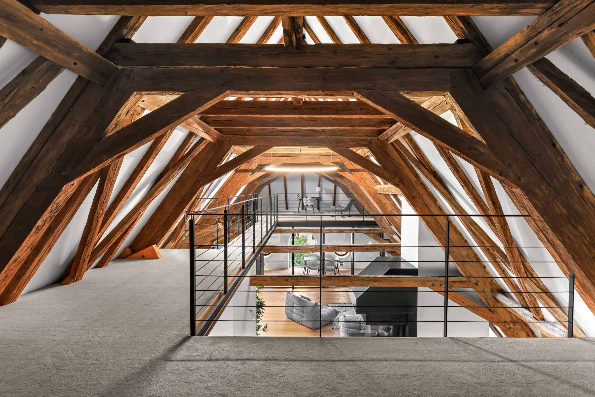 Dachgeschoss mit historischen Holzbalken