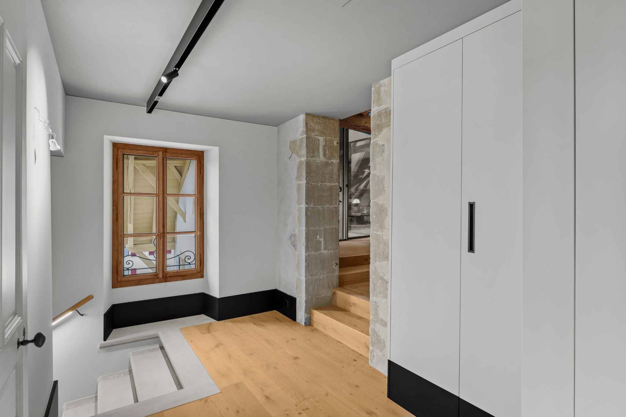 Moderne, helle Galerie mit Treppe und Einbauschrank