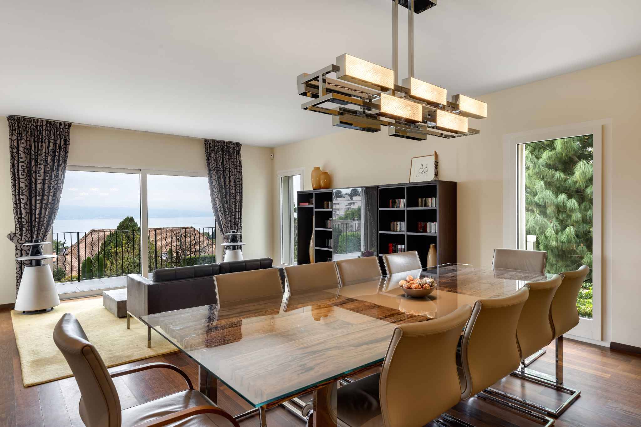 Modernes Esszimmer mit Seeblick