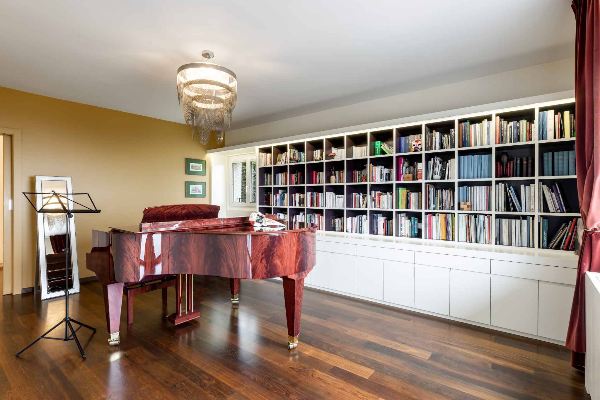 Bibliothek mit Flügel und Bücherwand