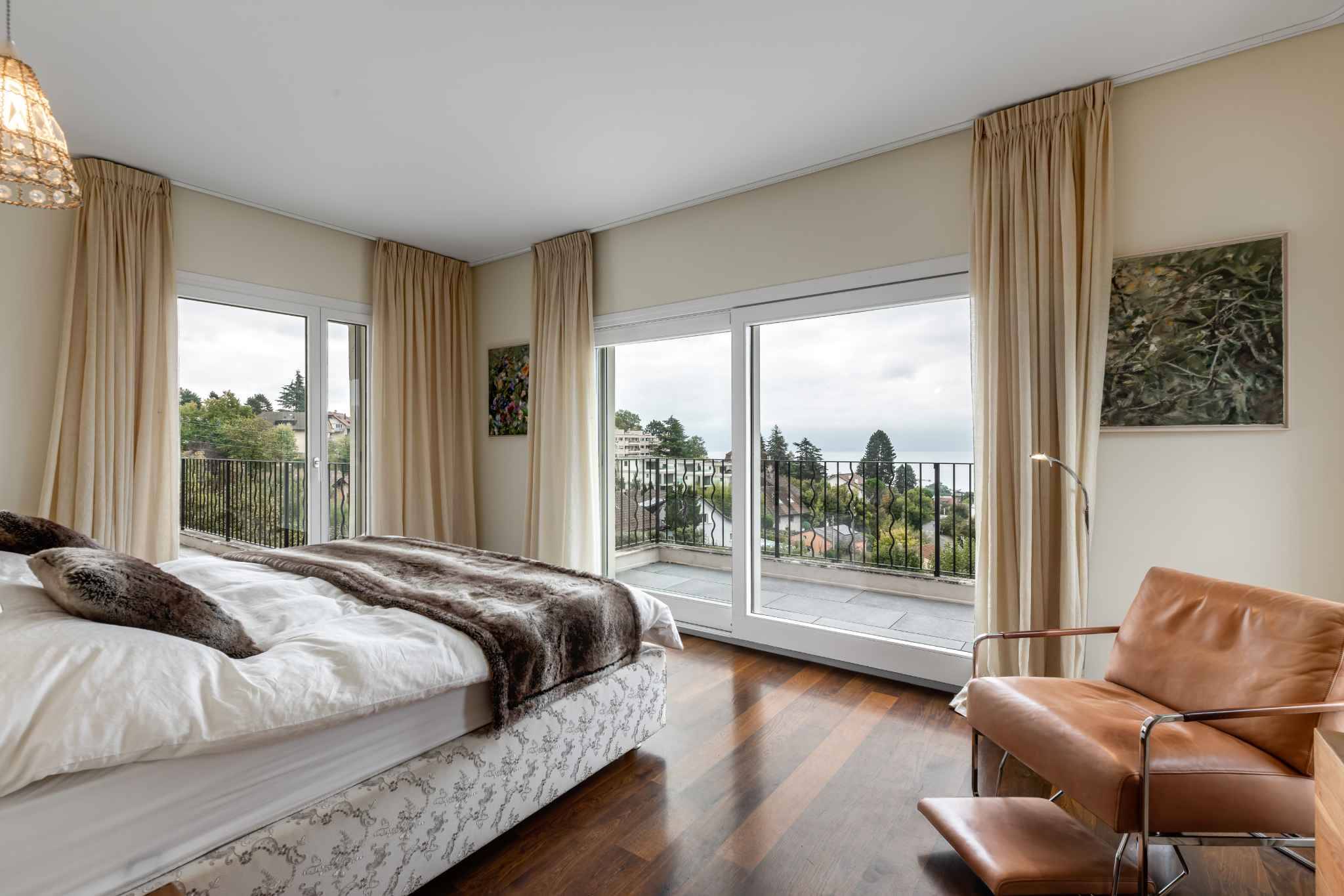 Schlafzimmer mit Balkonblick