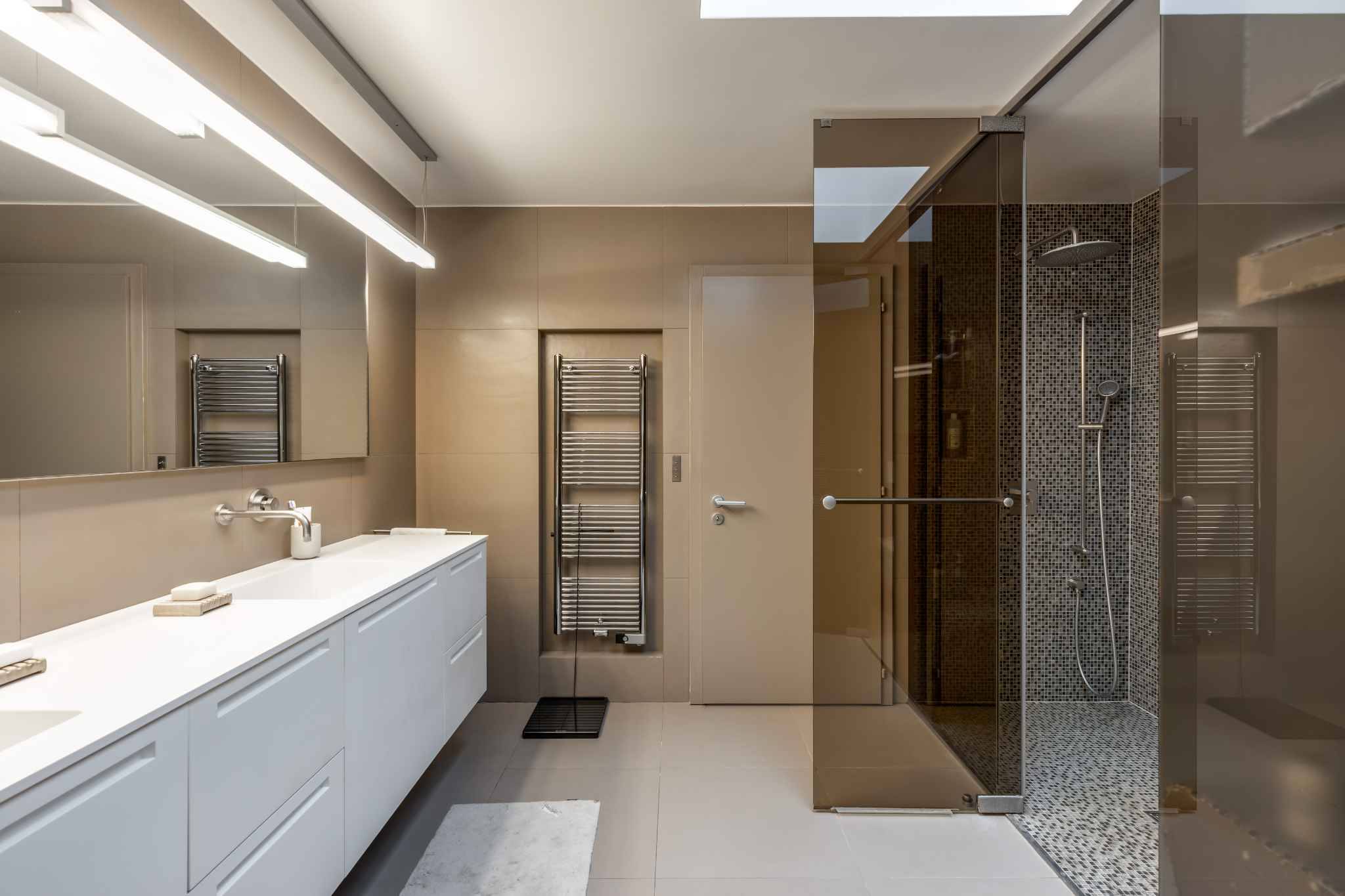 Modernes Badezimmer mit Doppelwaschtisch und Dusche
