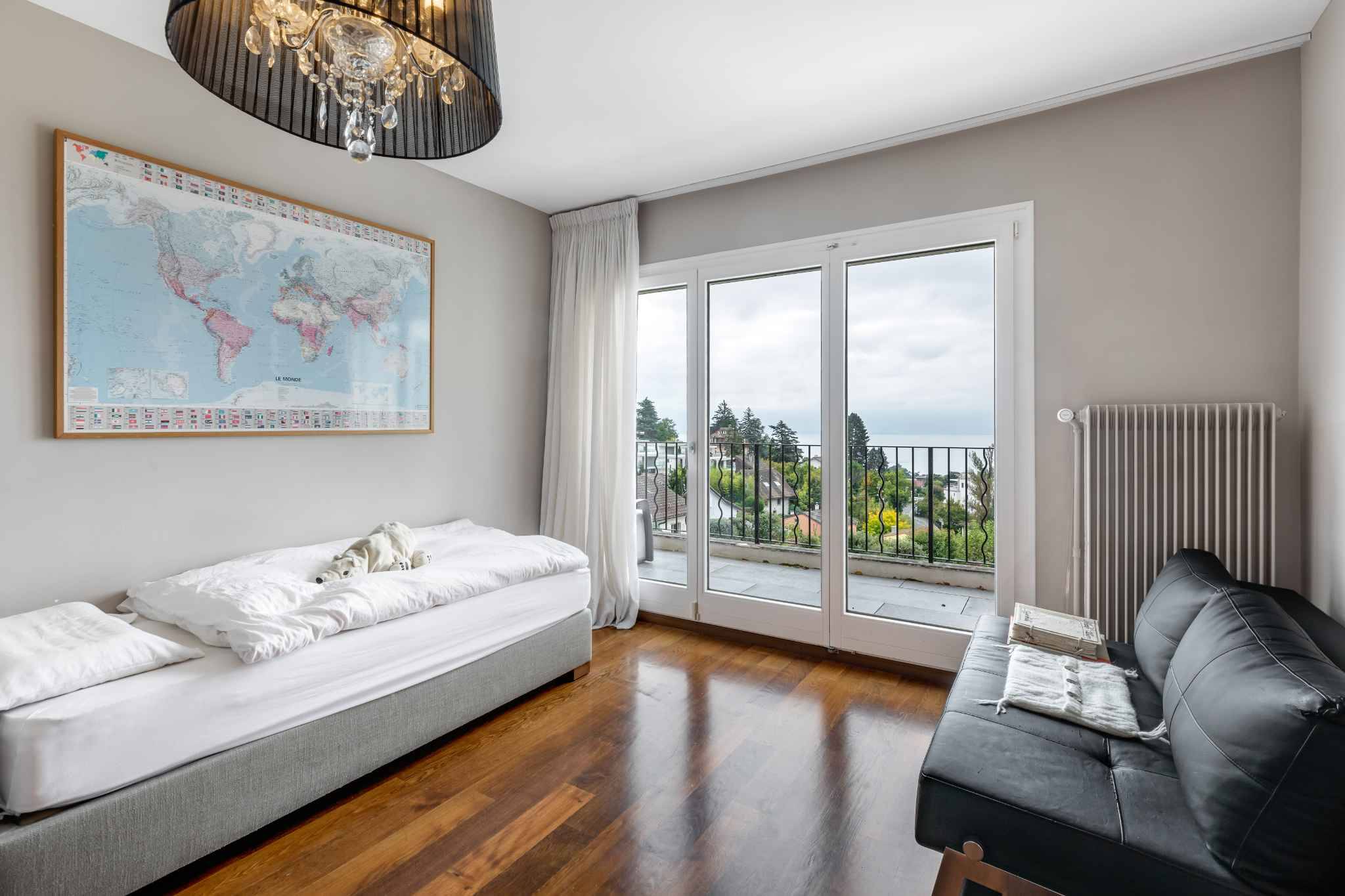 Helles Schlafzimmer mit Balkon und Meerblick