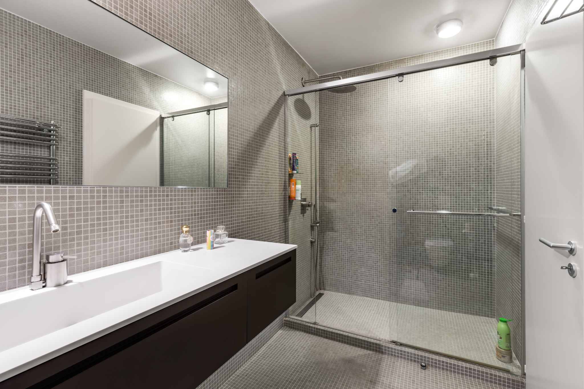Modernes Badezimmer mit begehbarer Dusche
