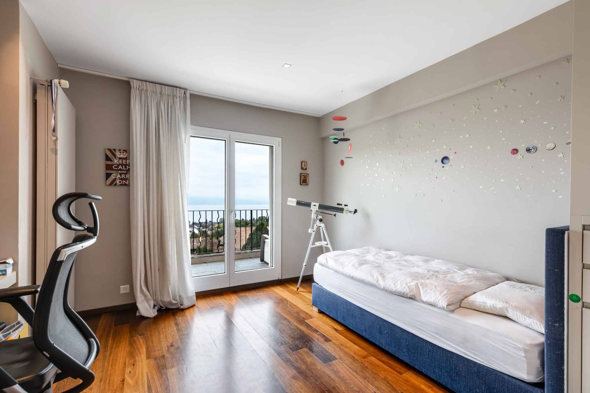 Jugendzimmer mit Balkonblick