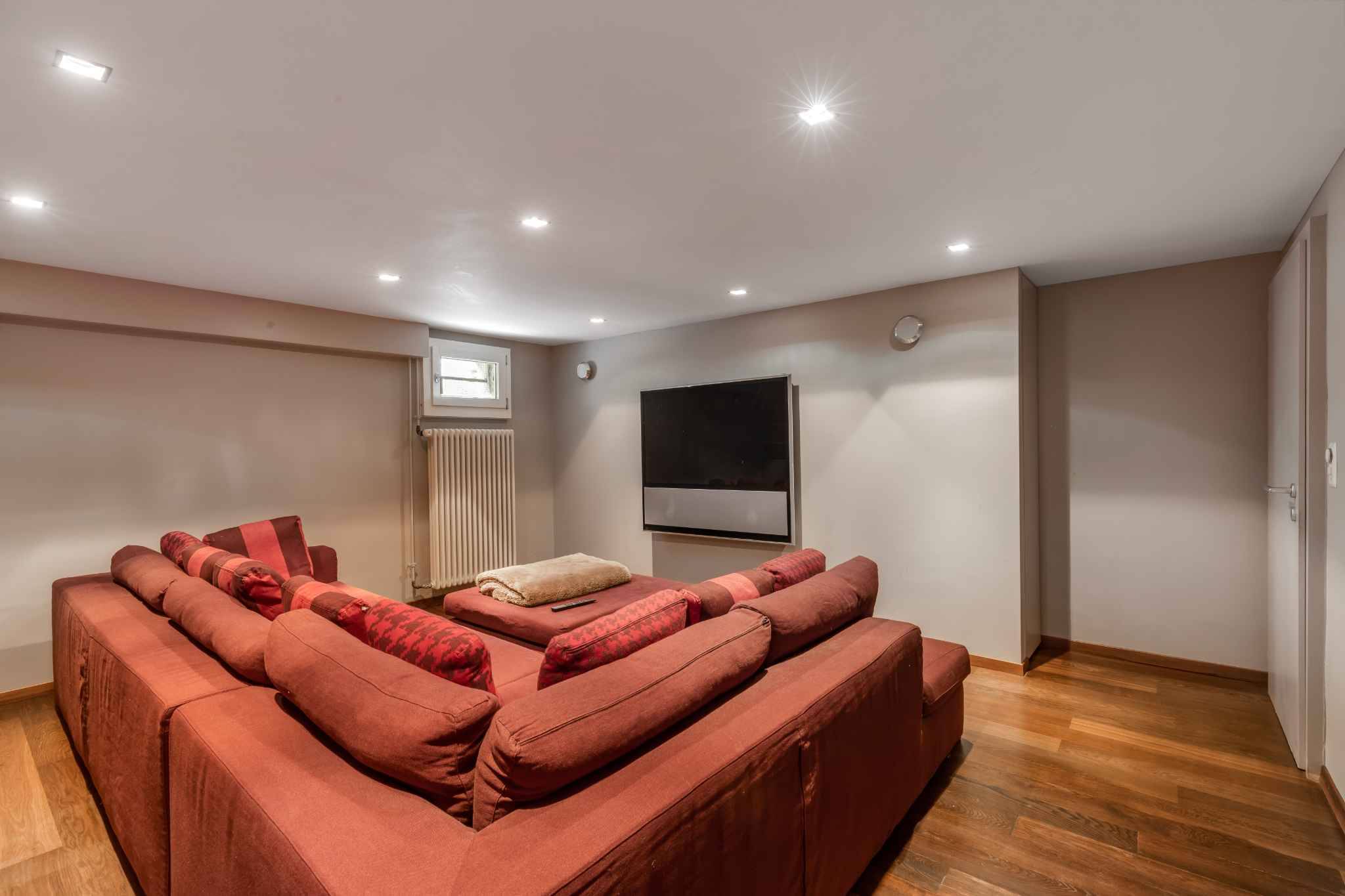 Keller- oder Medienraum mit Sofa und TV
