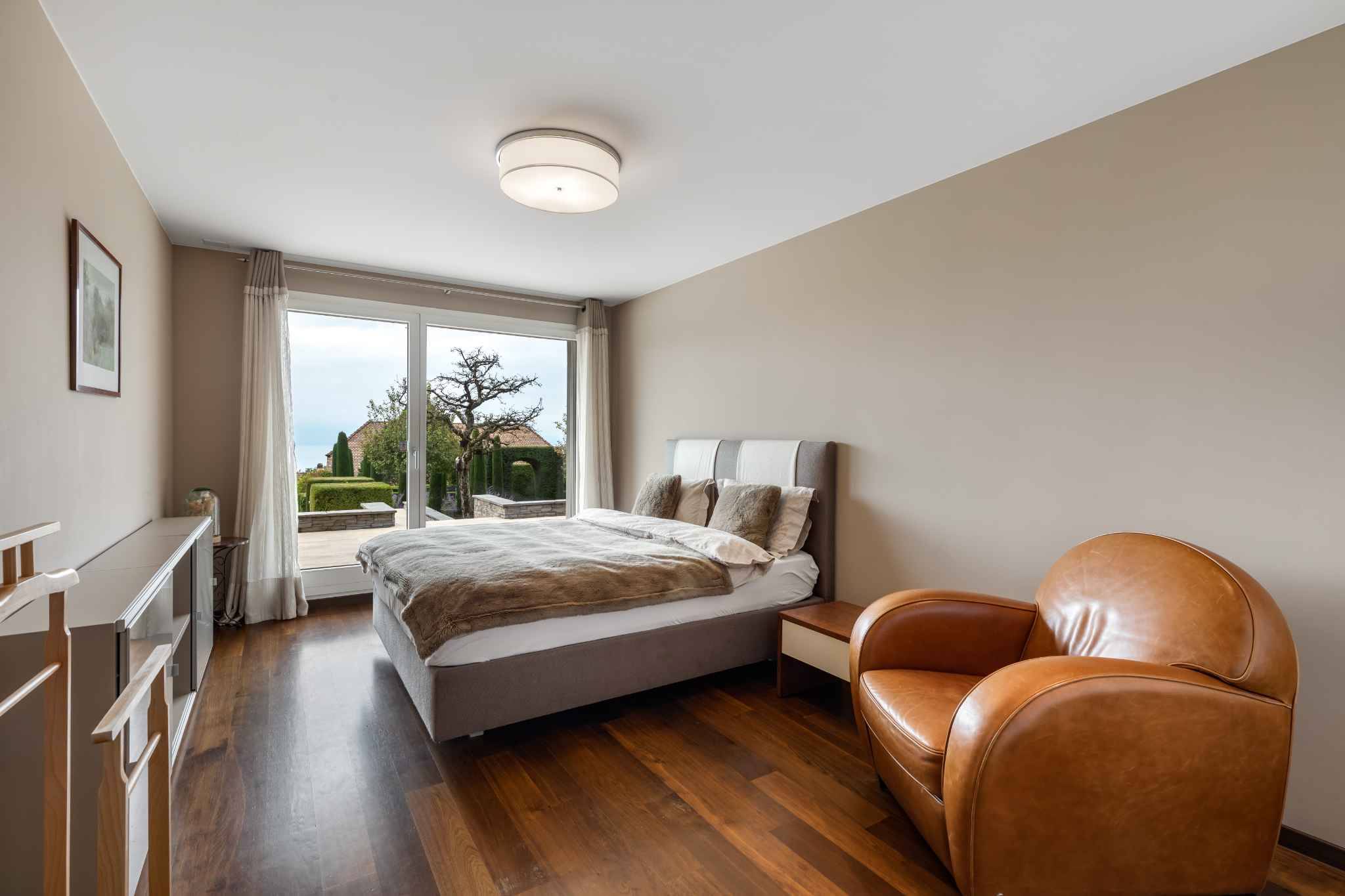 Helles Schlafzimmer mit Balkonblick
