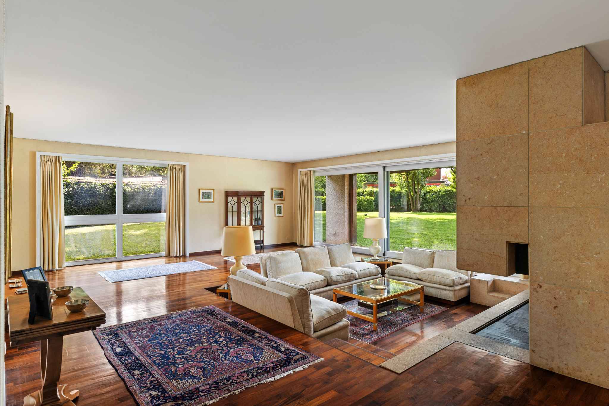 Großzügiges Wohnzimmer mit Gartenblick