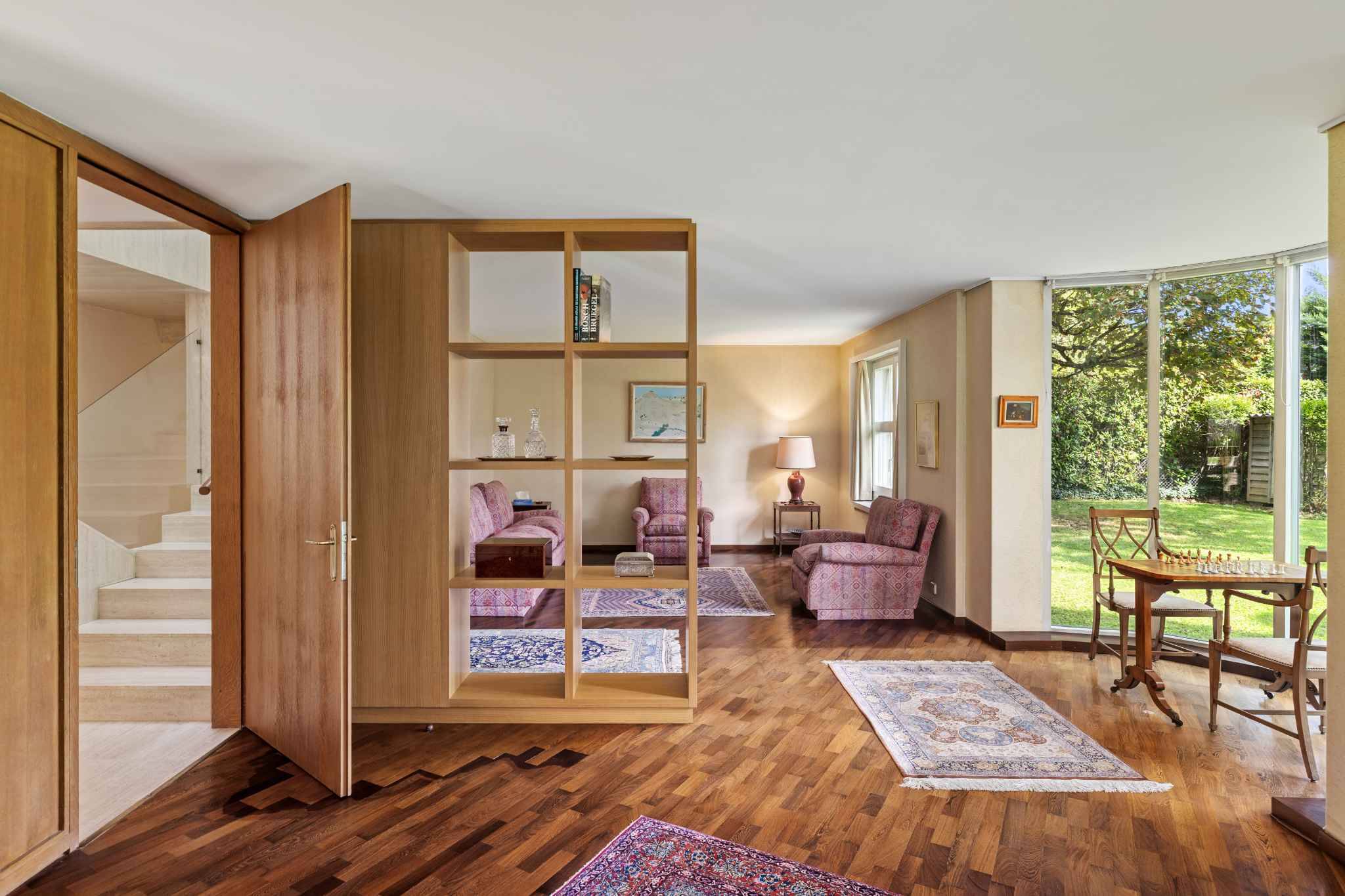 Heller Wohnbereich mit Holzdetails