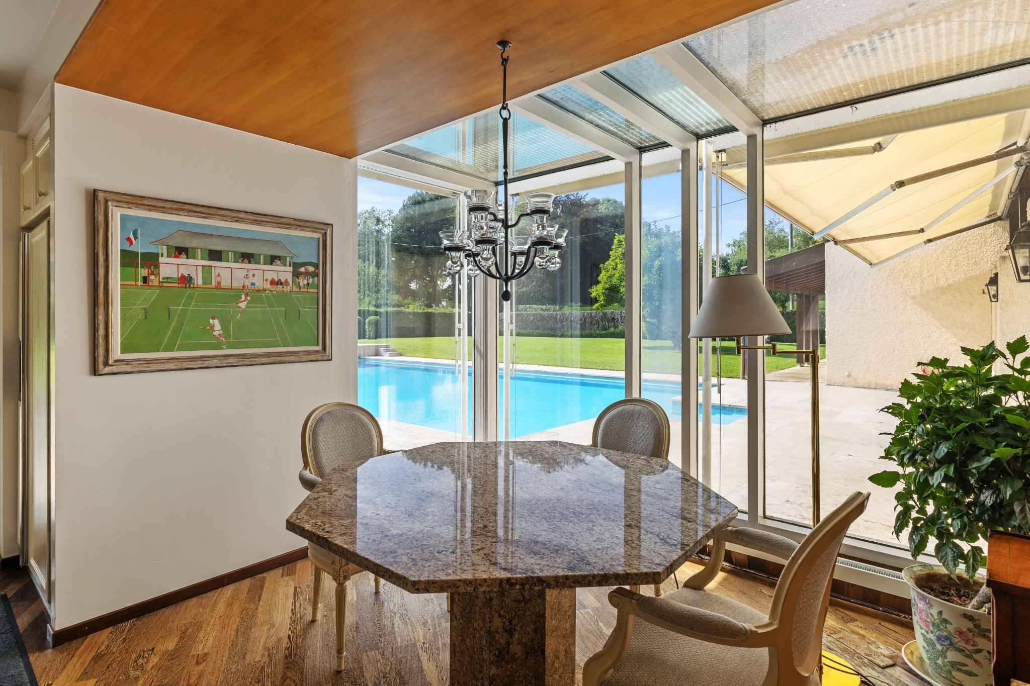 Essbereich mit Blick auf Pool und Garten