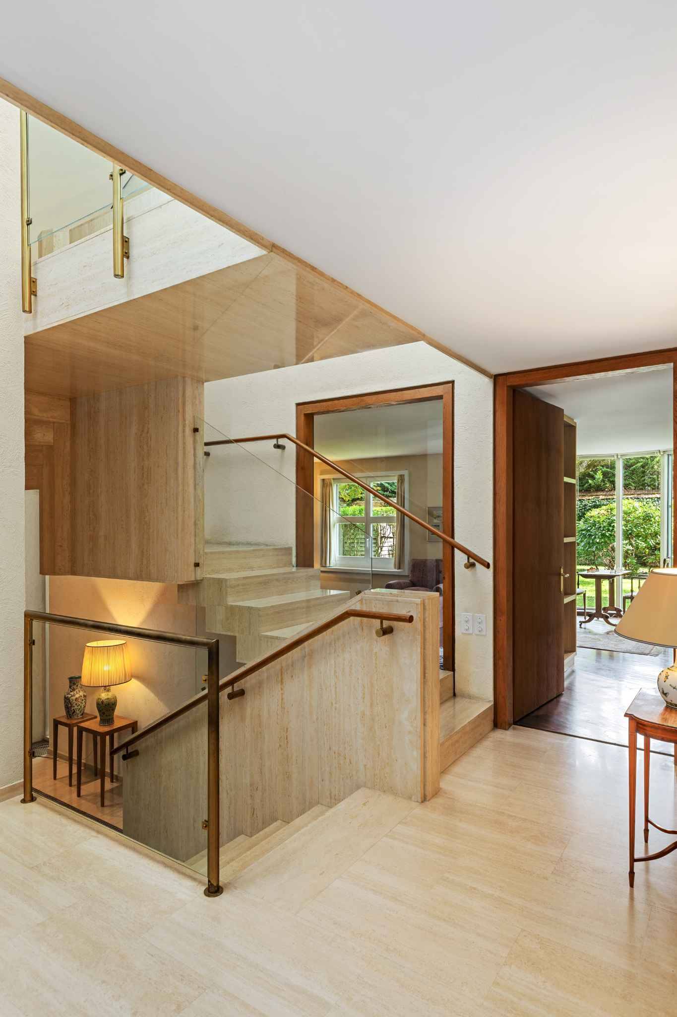 Treppenhaus mit Holz- und Glaselementen