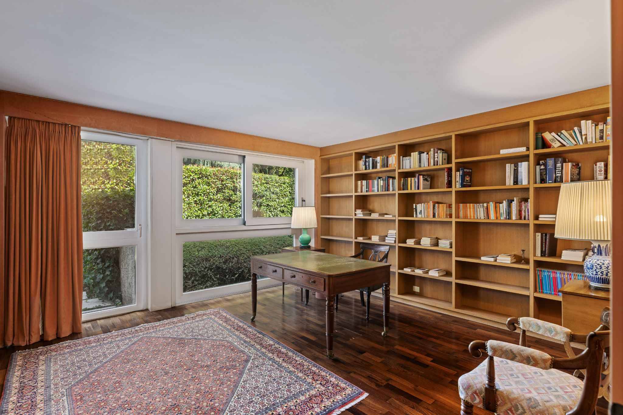 Bibliothek mit Holzregalen