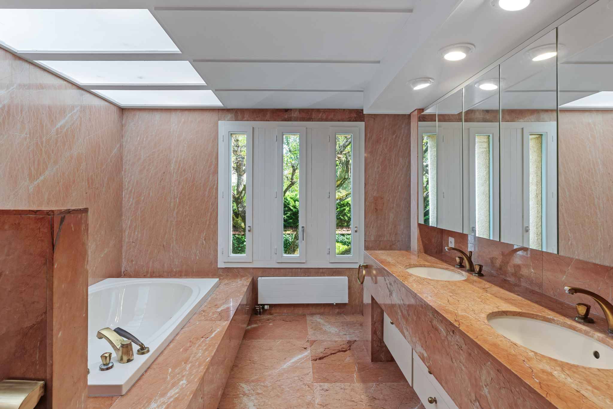 Luxuriöses Badezimmer mit Marmor und Tageslicht