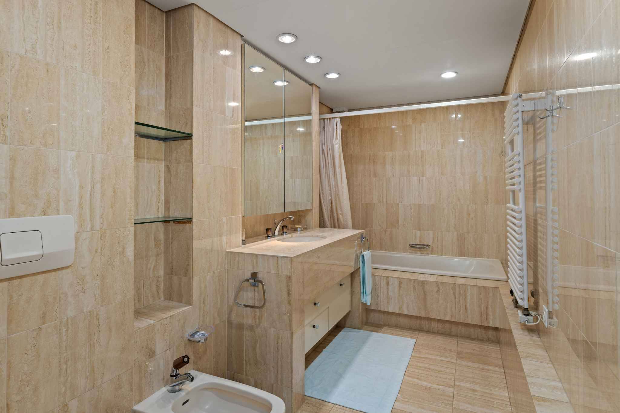 Helles Badezimmer mit Badewanne und Waschtisch