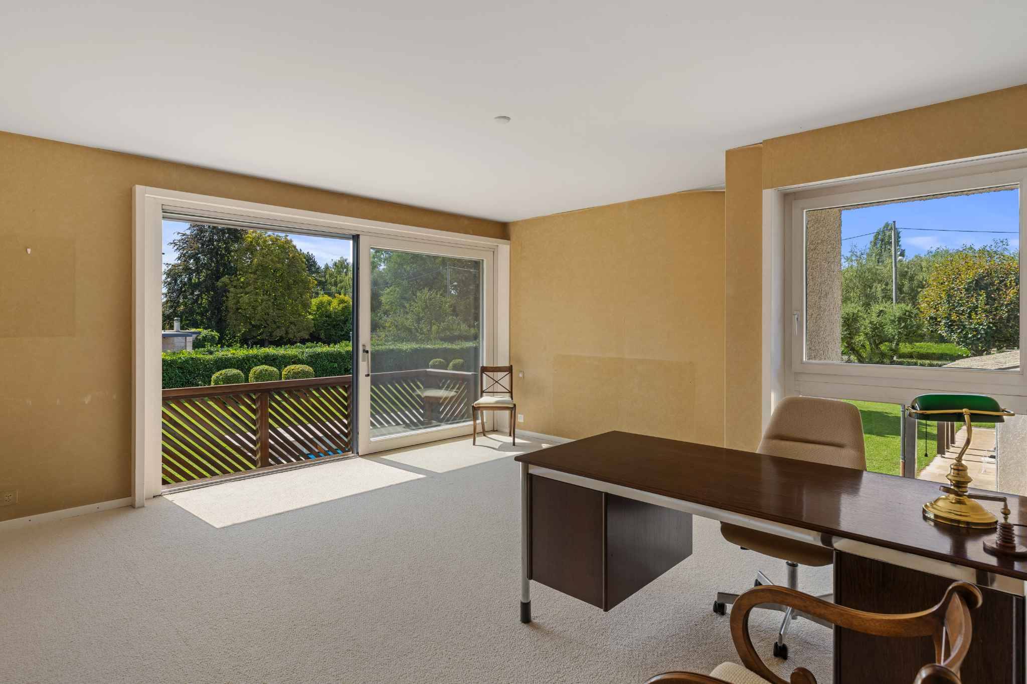 Helles Arbeitszimmer mit Balkonblick