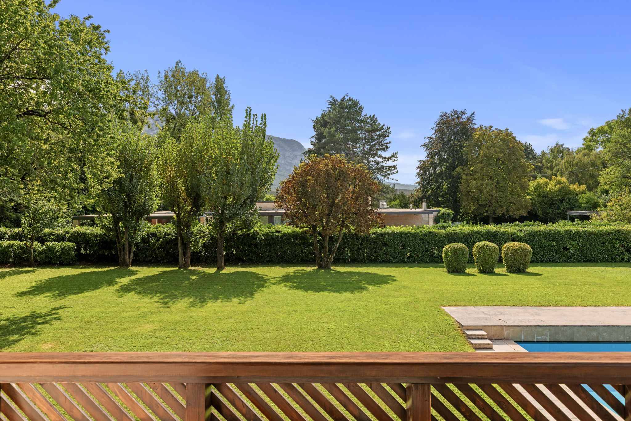 Gartenblick mit Pool und Terrasse