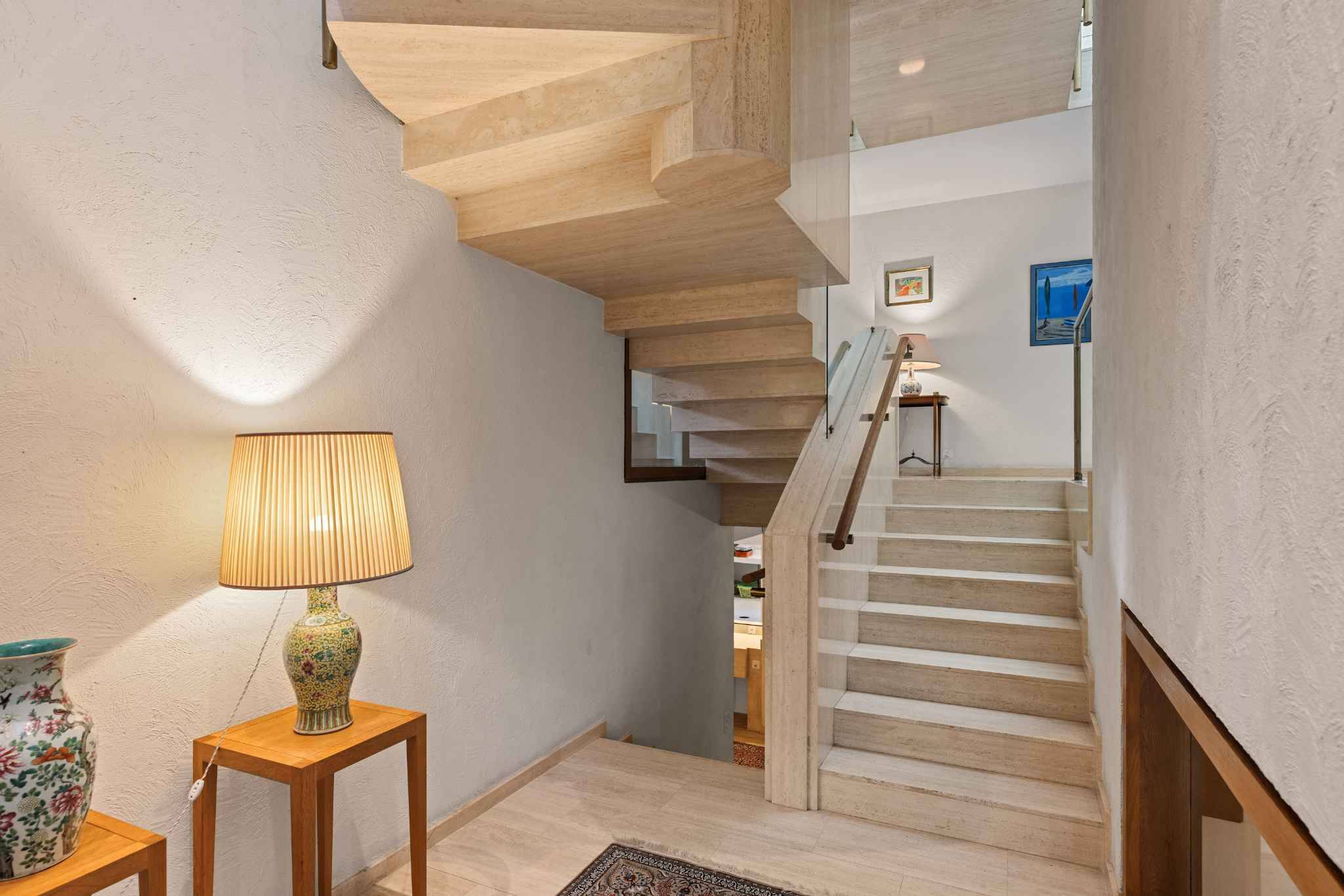 Treppenhaus mit Holztreppe