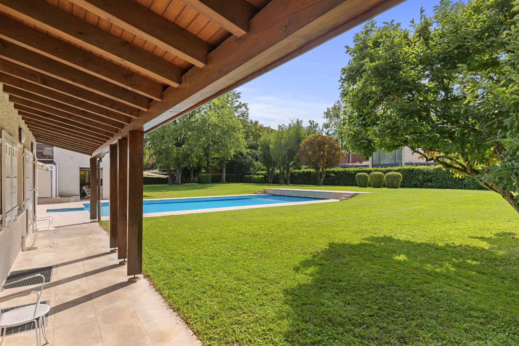 Garten mit Pool und überdachter Terrasse