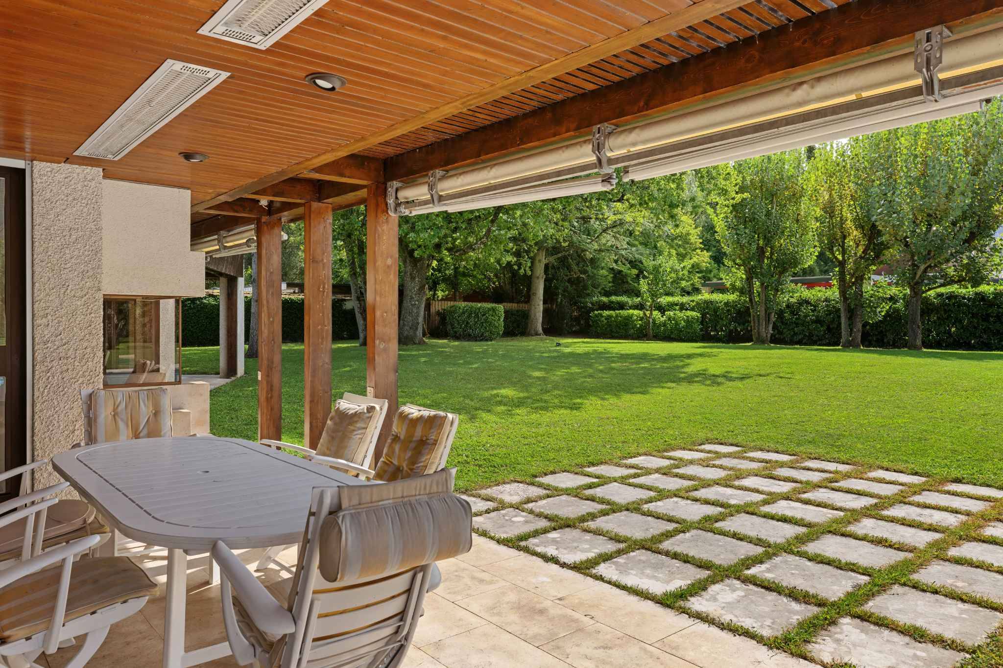 Überdachte Terrasse mit Gartenblick
