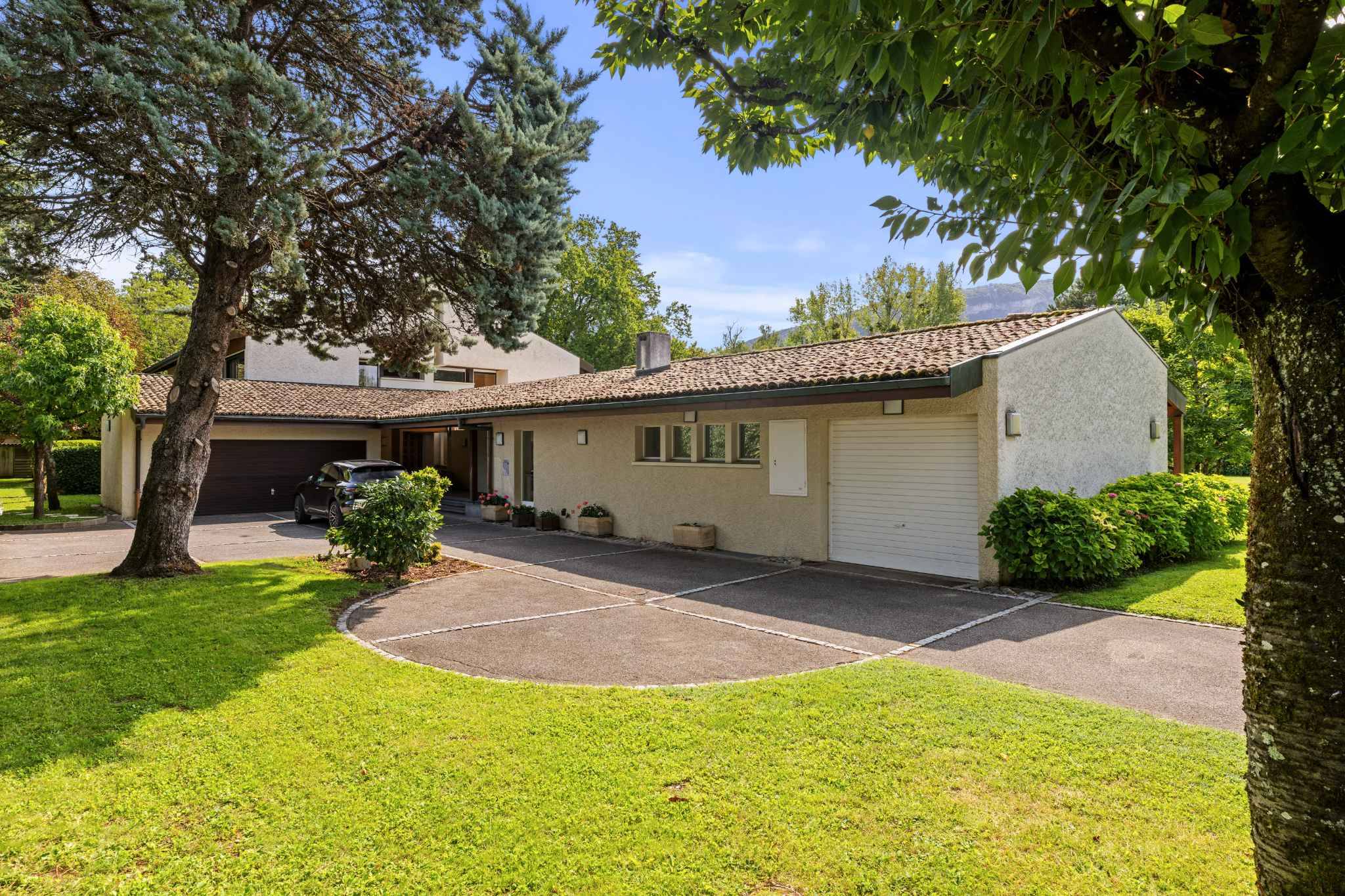 Freistehendes Haus mit Garage und Garten