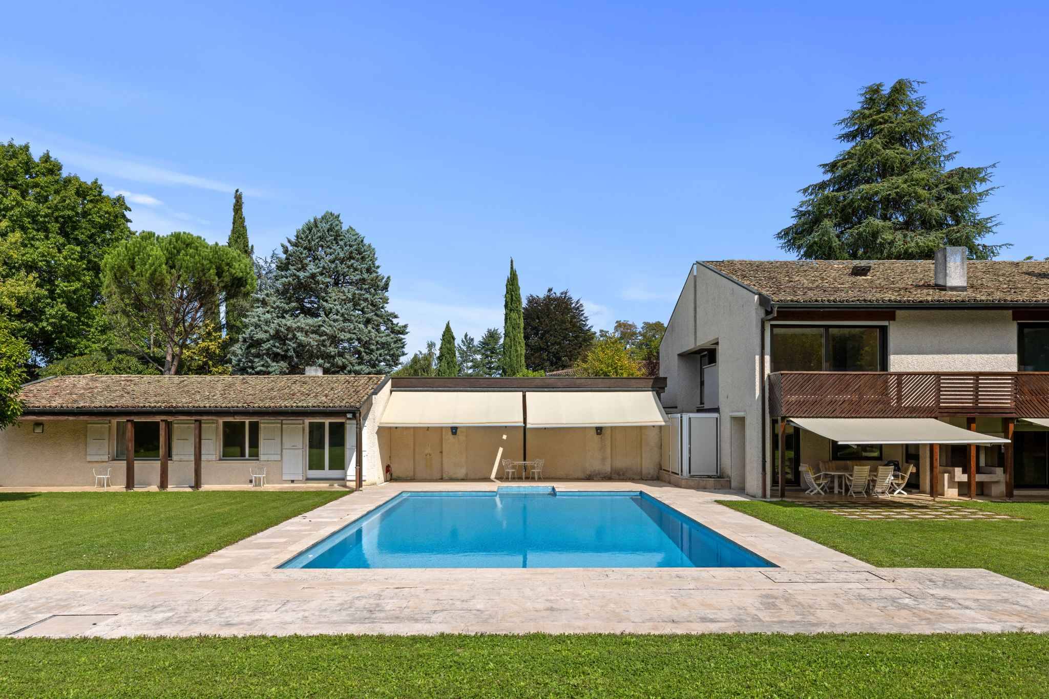 Außenansicht eines Hauses mit Pool