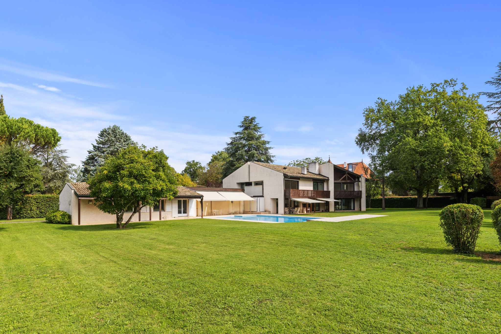 Großes Anwesen mit Pool und weitläufigem Garten