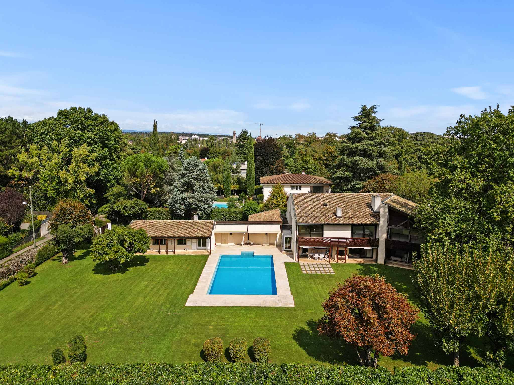 Luxuriöse Villa mit Pool und großem Garten