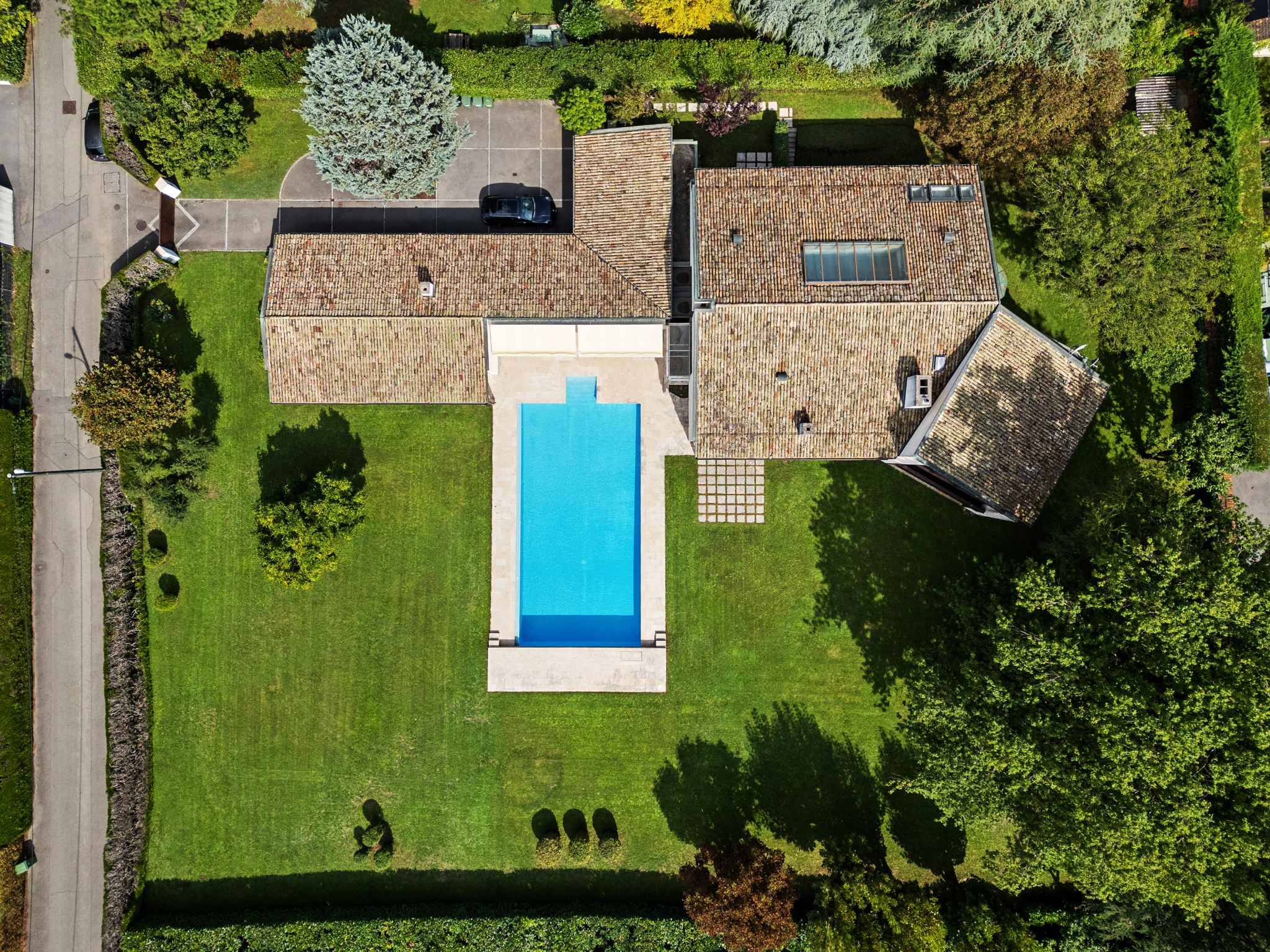 Luftaufnahme eines Anwesens mit Pool und großem Garten