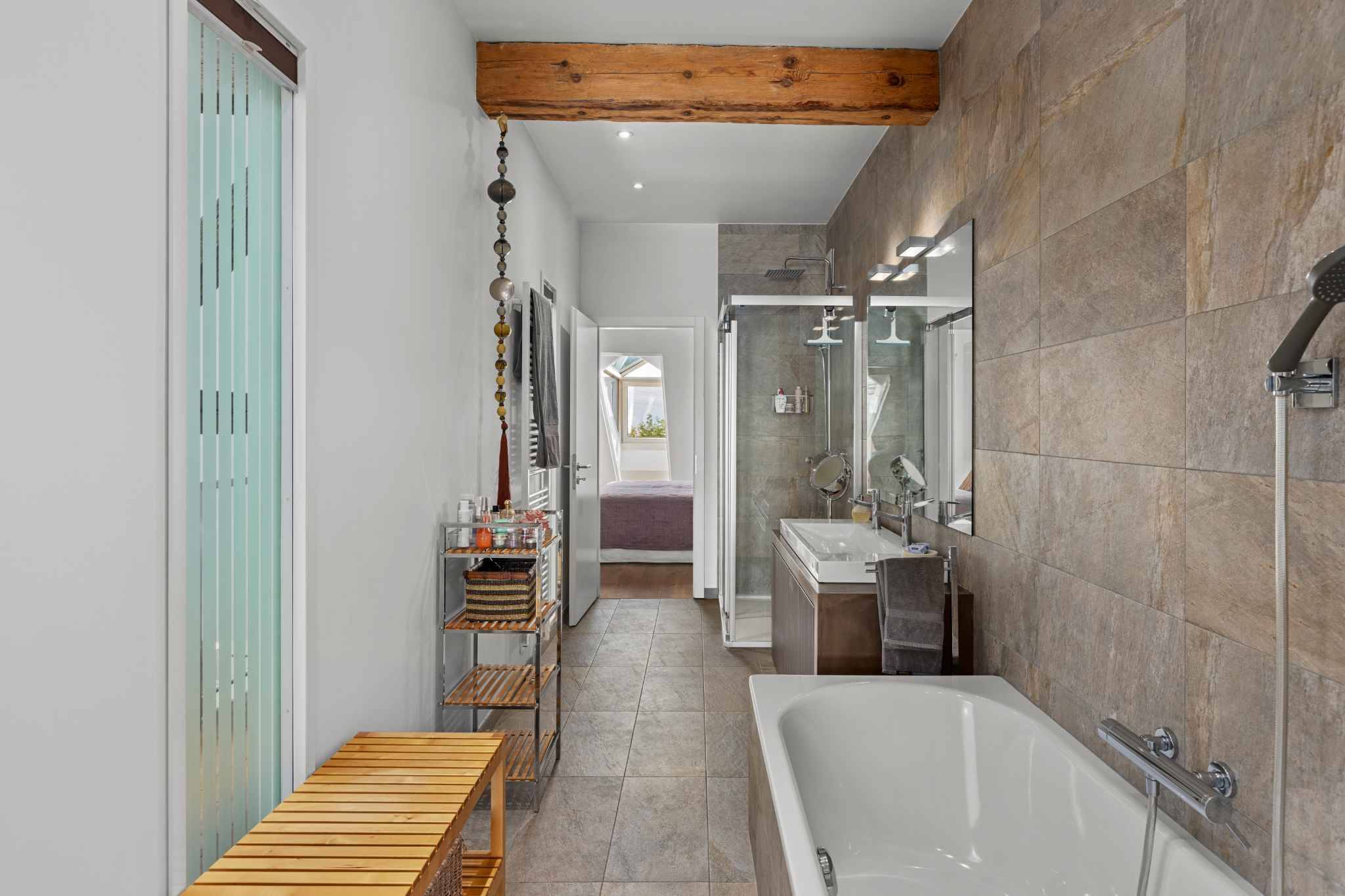 Modernes Badezimmer mit Badewanne und Walk-in-Dusche