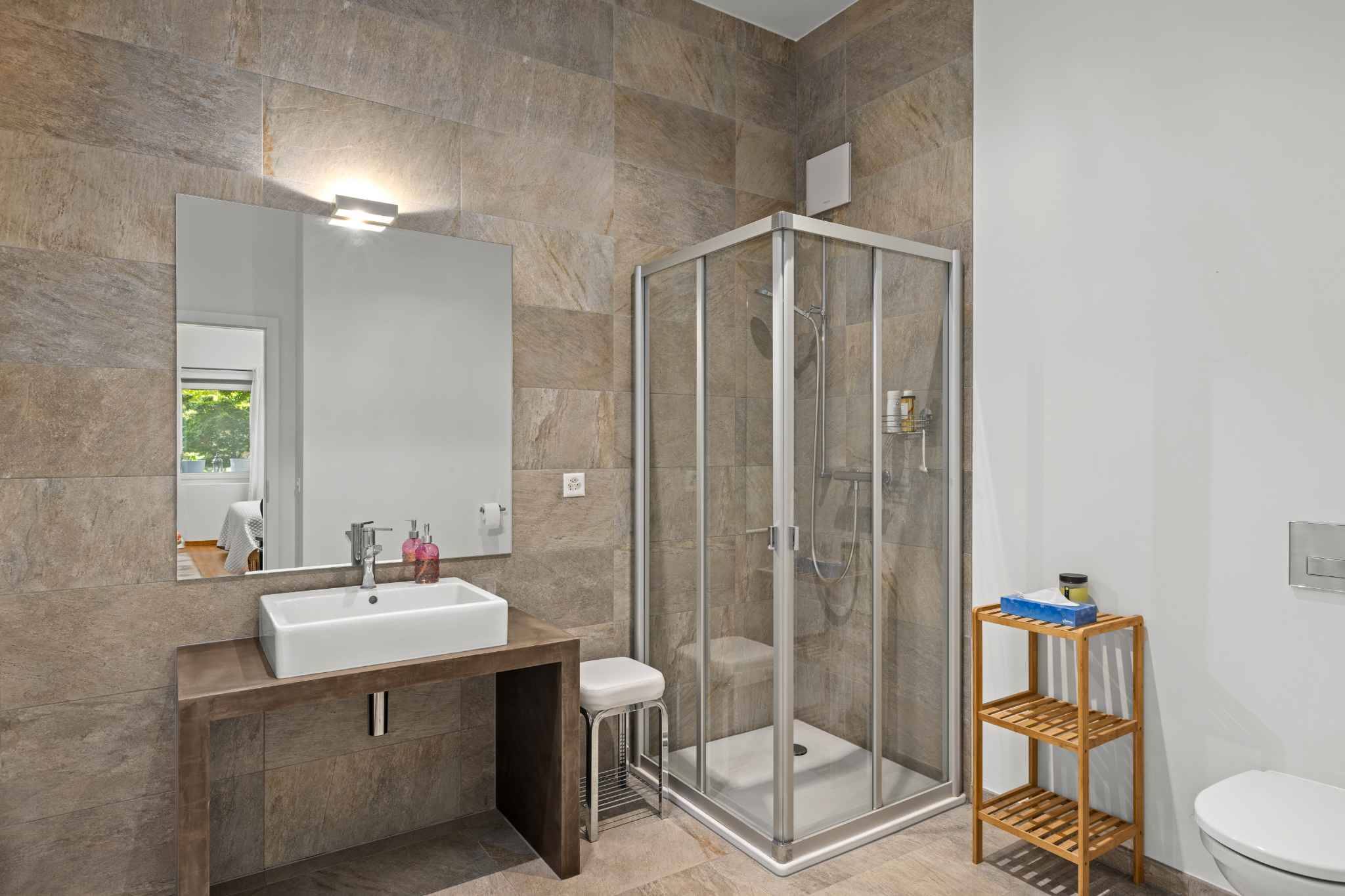 Modernes Badezimmer mit begehbarer Dusche