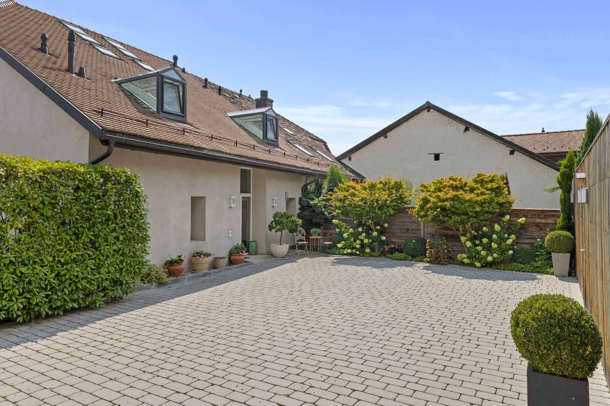 Innenhof mit Doppelhaushälfte und Garten