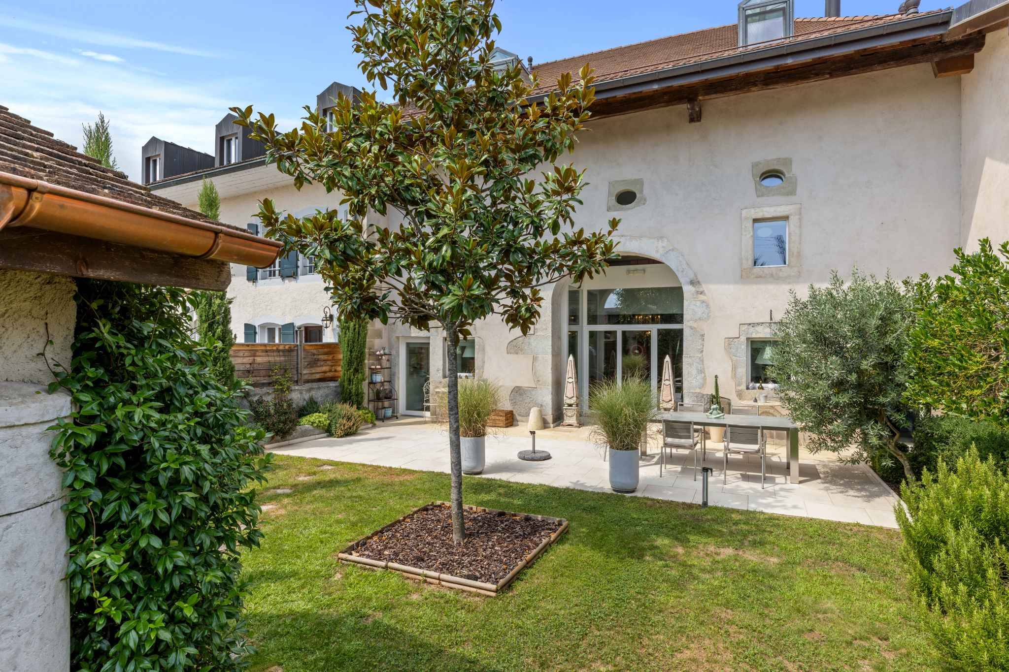 Mediterraner Innenhof mit Garten