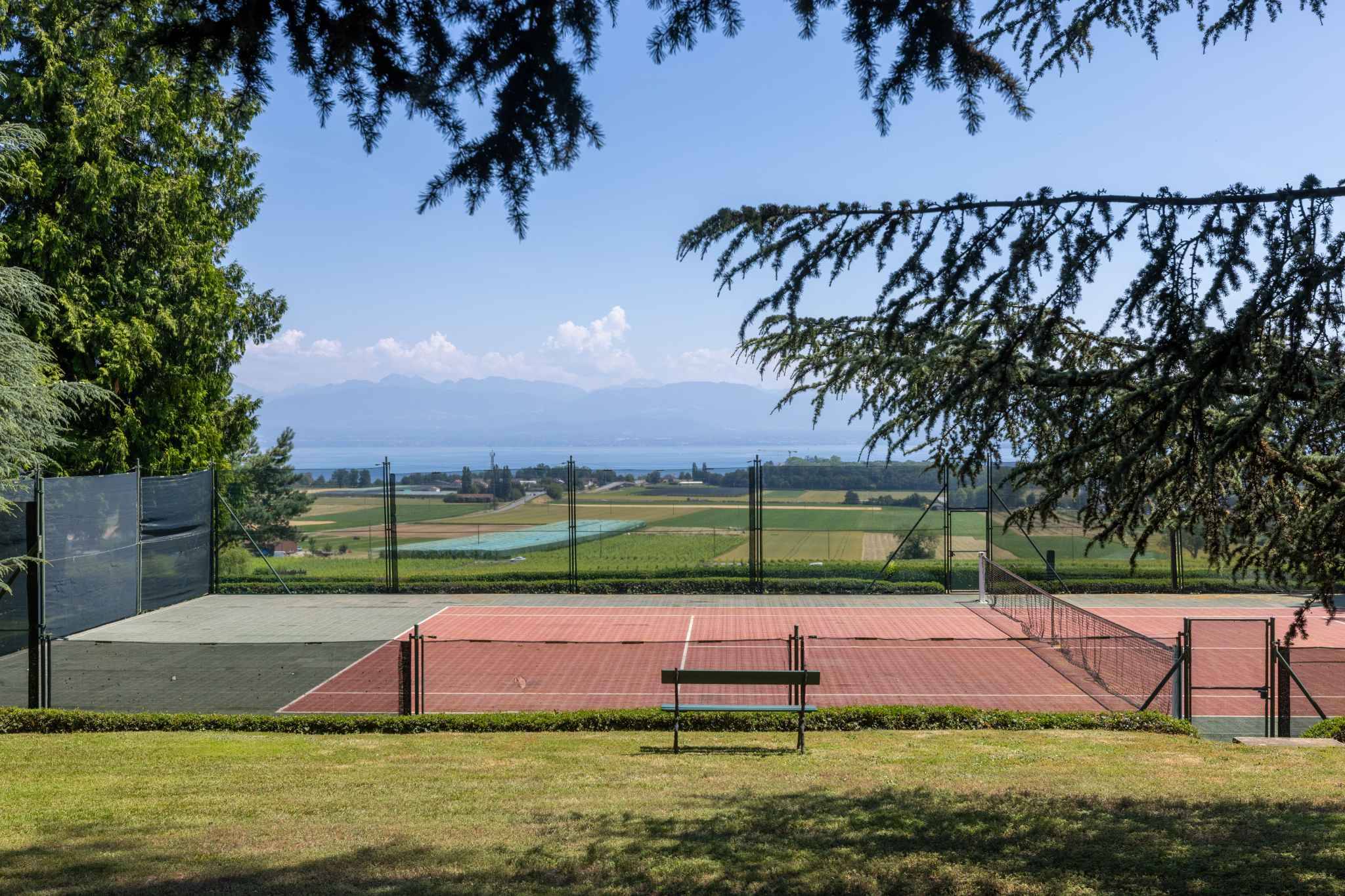 Tennisplatz mit Panoramaausblick