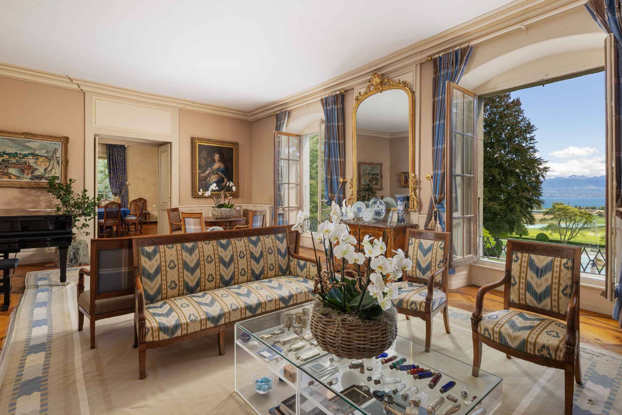 Elegantes Wohnzimmer mit Seeblick
