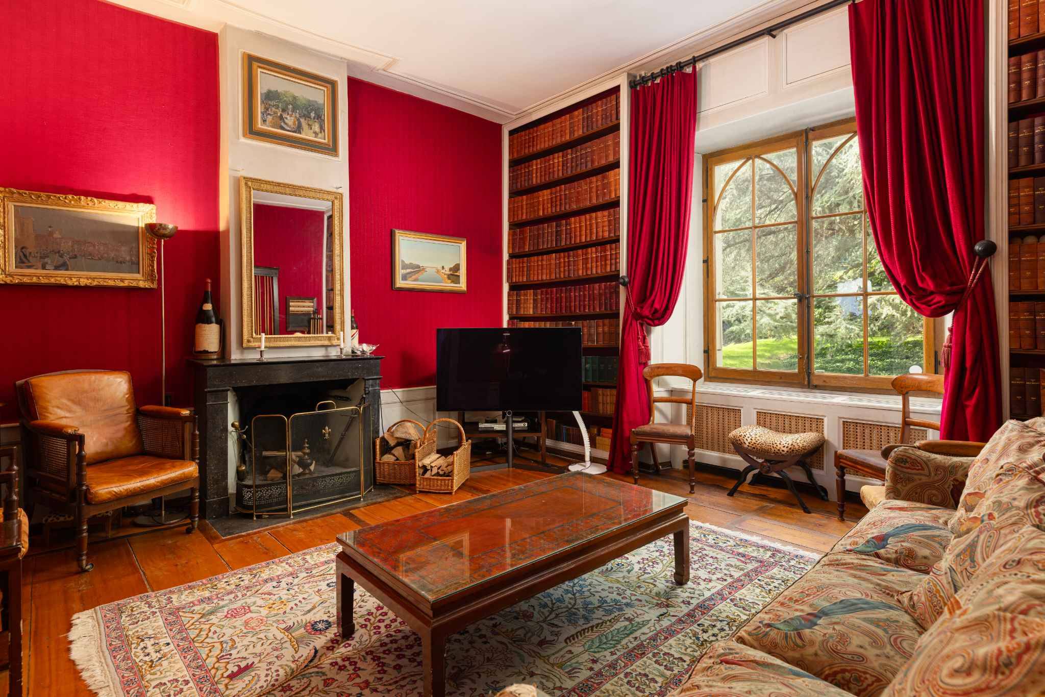 Klassisches Wohnzimmer mit Kamin und Bücherregalen